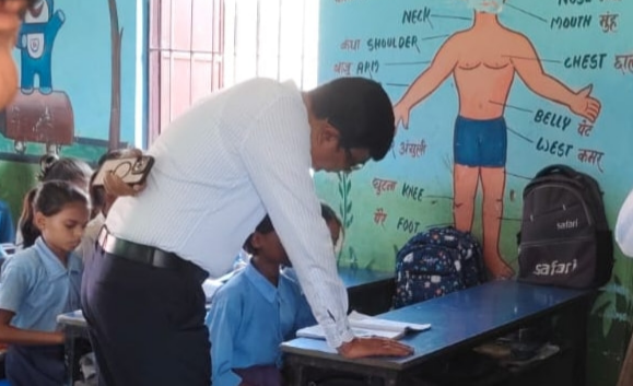 फोटो 1 कक्षा में नन्हे-मुन्ने बच्चों से संवाद करते जिलाधिकारी नवीन कुमार फोटो 2 विद्यालय के निरीक्षण के बाद शिक्षकों को आवश्यक दिशा-निर्देश देते जिलाधिकारी | Prabhat Khabar Network