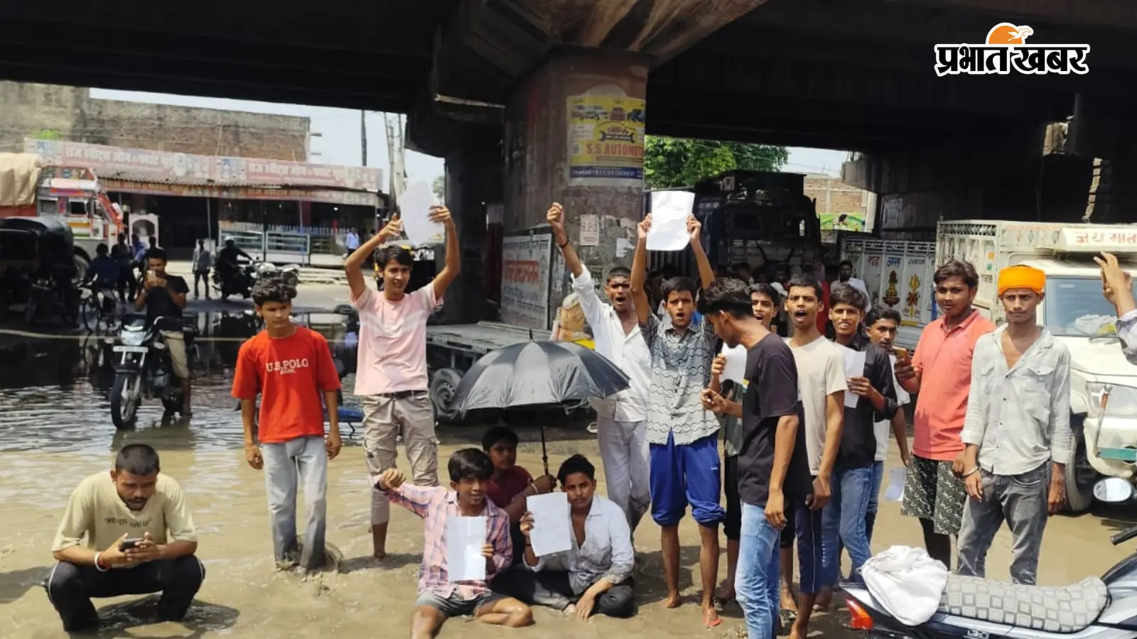मोतिहारी में सड़क के जलभराव वाले गड्ढे में बैठकर युवाओं का अनोखा प्रदर्शन, घंटों लगा रहा लंबा जाम