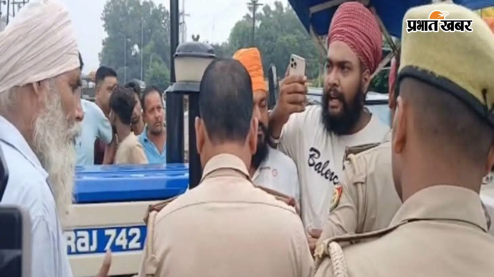 'मुआवजा नहीं मिला तो फांसी लगा लेंगे' गौशाला की लापरवाही से भड़के किसान, ट्रैक्टर लगाकर Highway जाम
