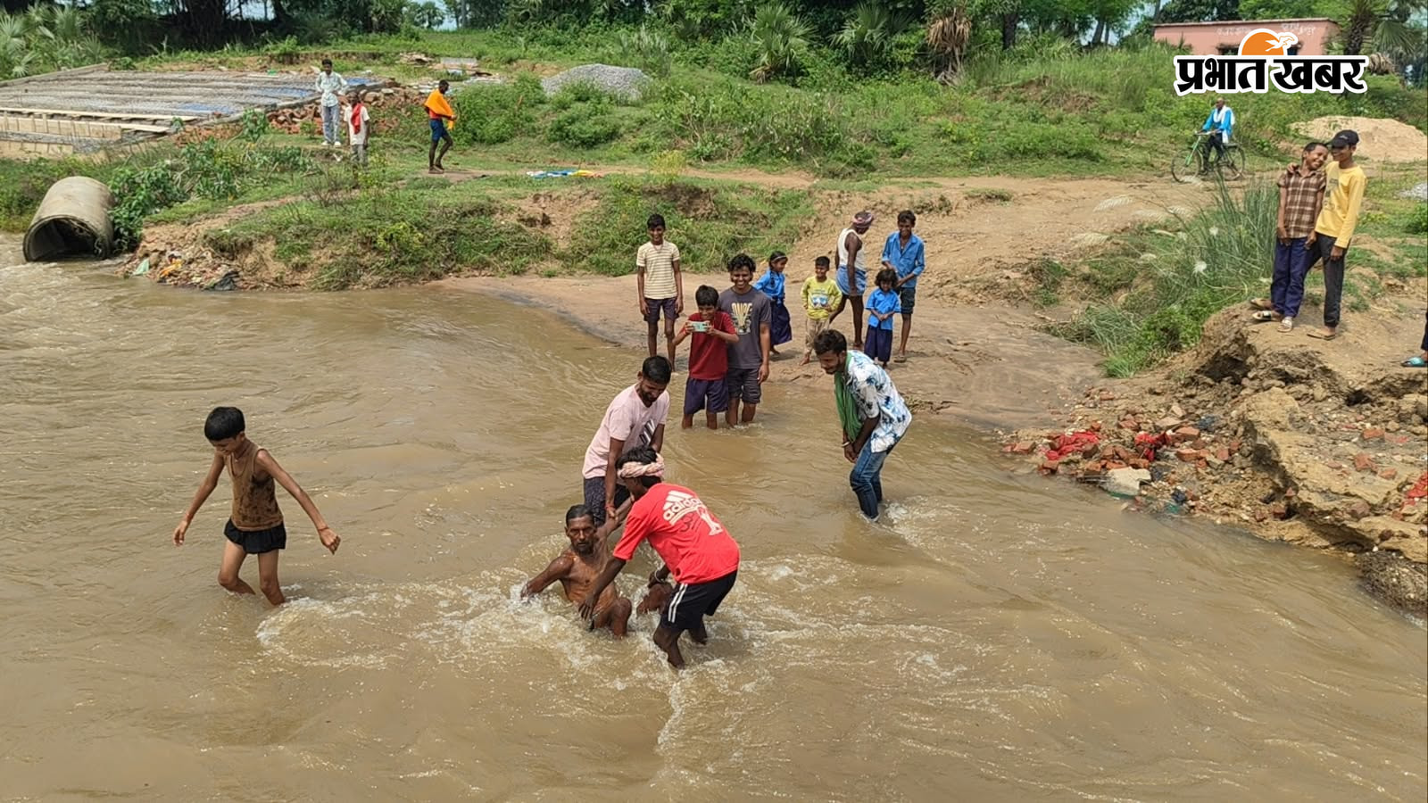 फोटो :- 1.नदी में आक्रोशित ग्रामीण 2.समान लेकर नदी पार करते किसान 3.बह रहे युवक को बचाते ग्रामीण | Prabhat Khabar Network