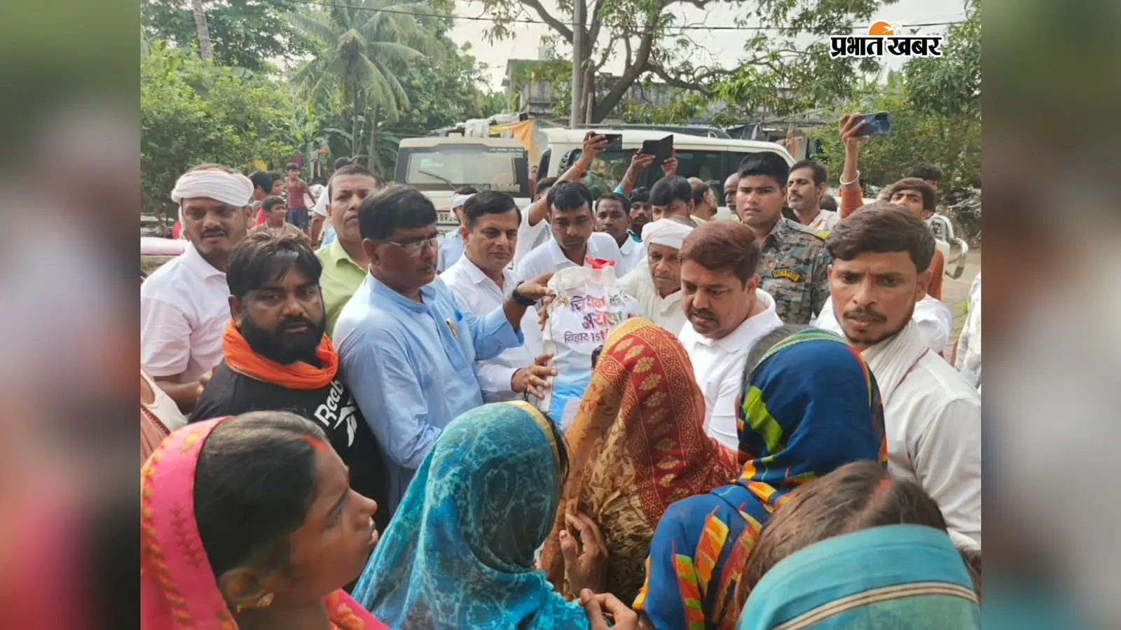 बाढ़ पीड़ितों के बीच पहुंचा चिराग पासवान का भरोसा, राहत सामग्री का वितरण
