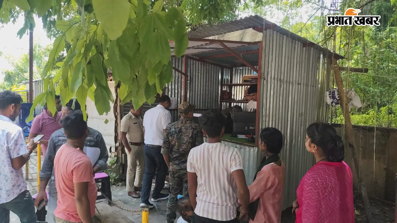 वीरपुर में दो कंप्यूटर दुकानों की जांच, अवैध आधार बनाने पर दुकान सील करने की चेतावनी