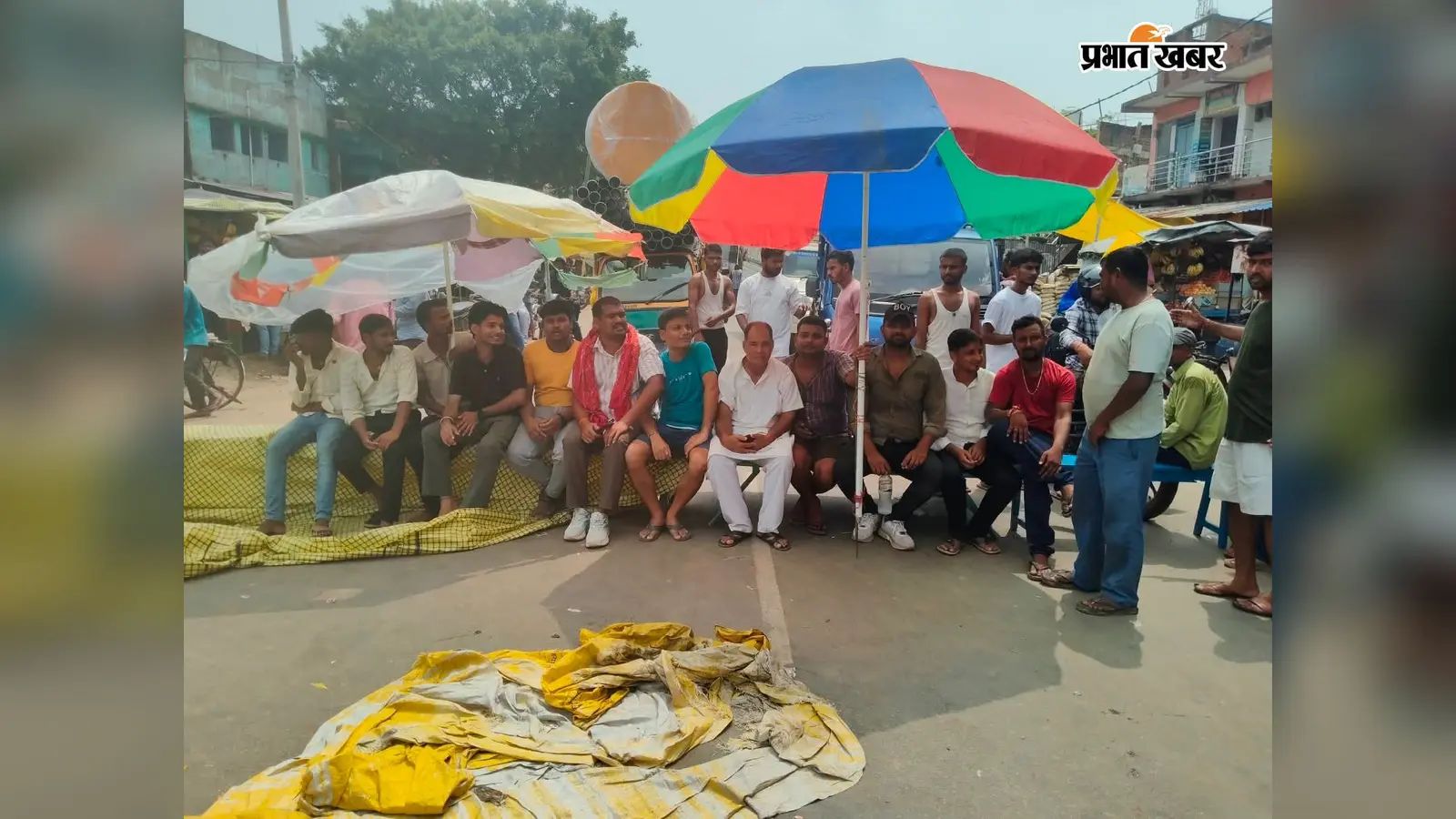 सड़क पर बैठे व्यवसायी