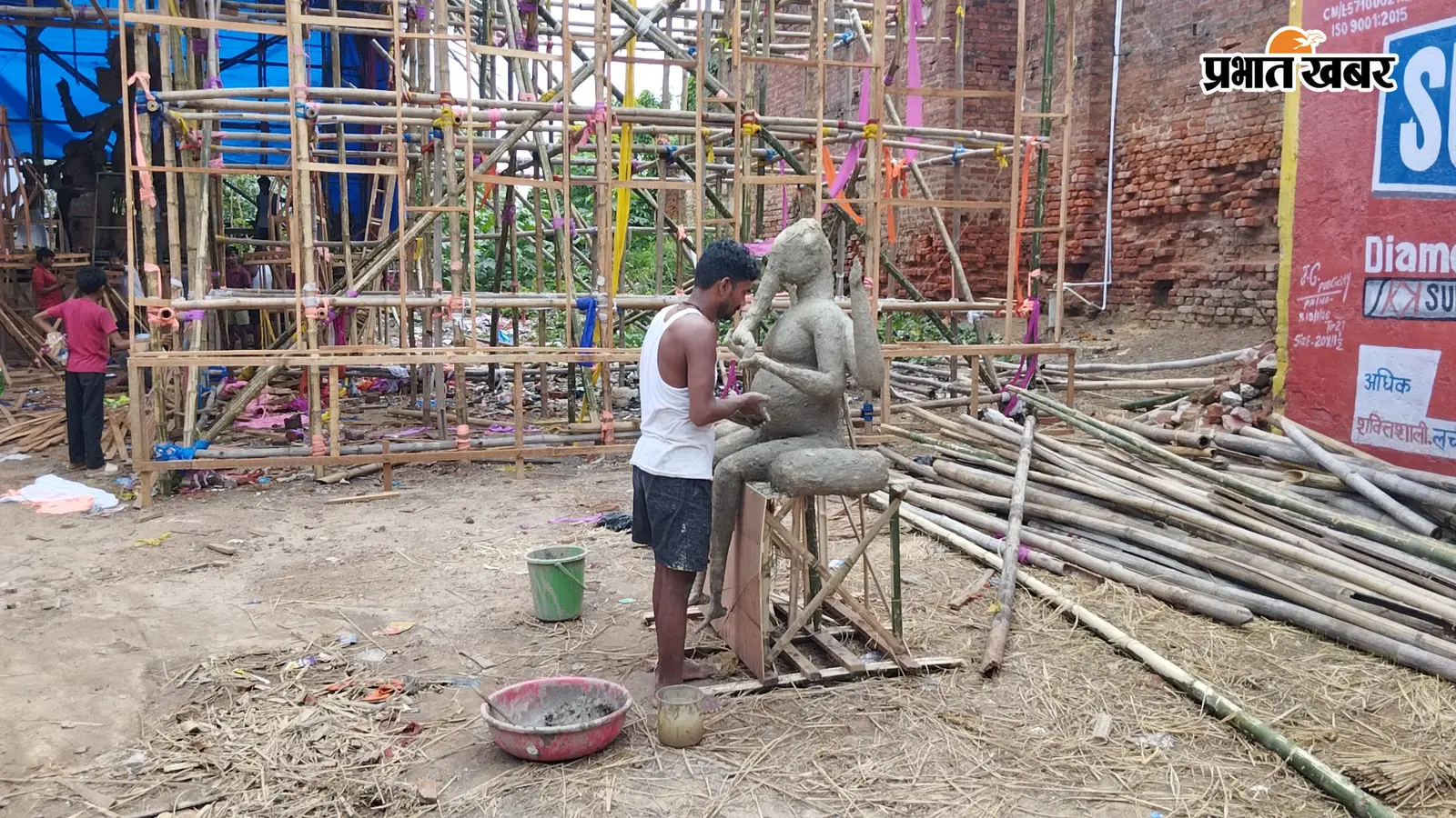अलीगंज में गणेशोत्सव की तैयारी तेज, 15 से अधिक जगहों पर बन रहे भव्य पंडाल