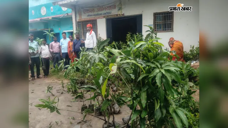 Latehar: एकल अभियान ने 10 संच में बांटे 1800 पौधे, पर्यावरण संरक्षण का दिया संदेश