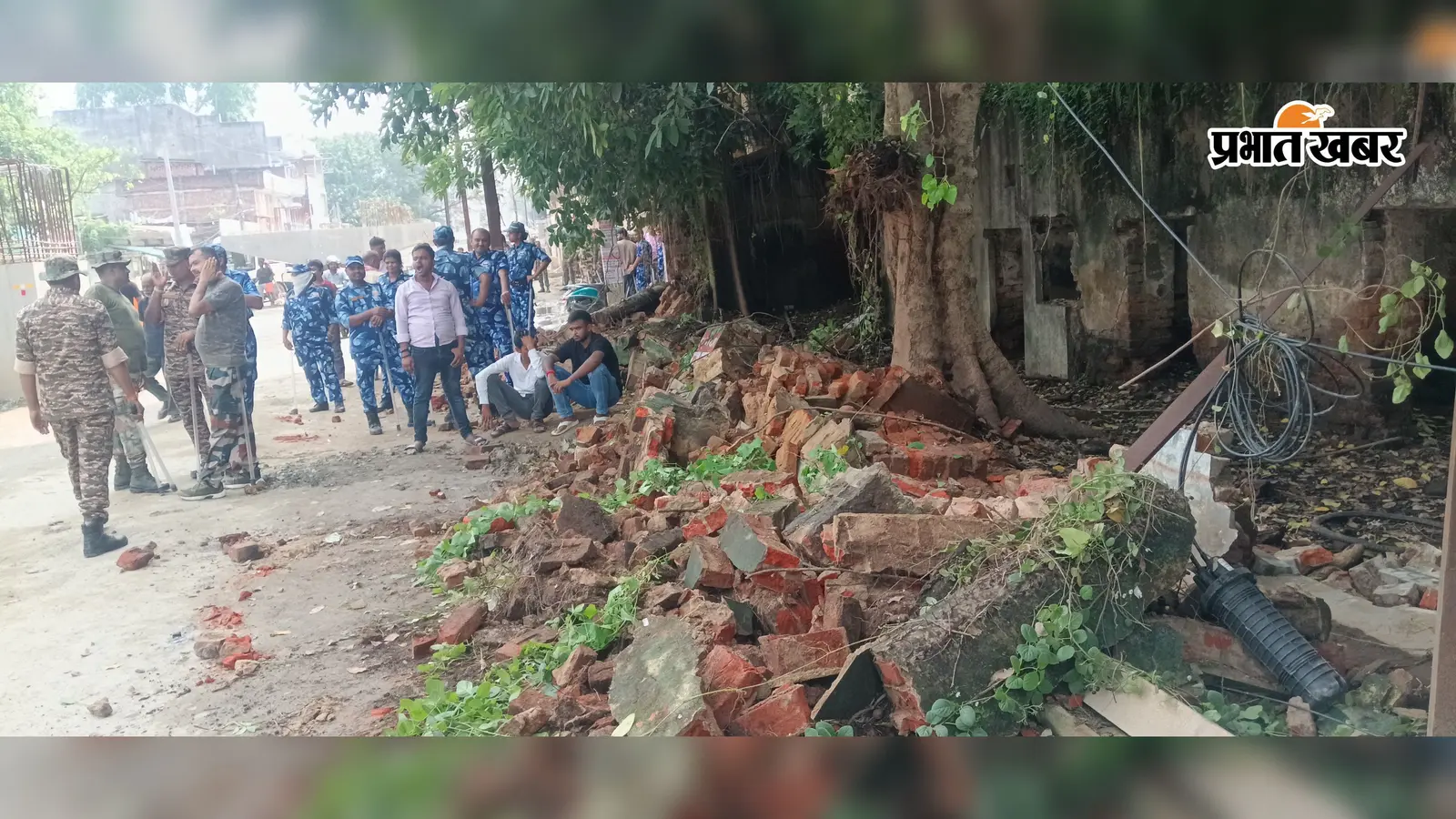 पितृपक्ष से पहले मानपुर में फ्लाईओवर निर्माण तेज, भारी पुलिस बल के बीच दर्जनों मकान-दुकान ध्वस्त