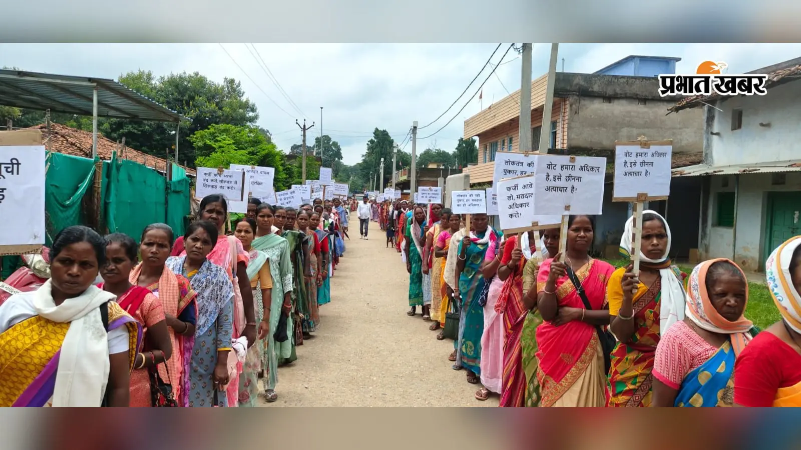 लातेहार : SIR में मुस्लिम-ईसाई वोटरों के नाम काटने का आरोप, महुआडांड़ में सड़कों पर उतरा जनसैलाब