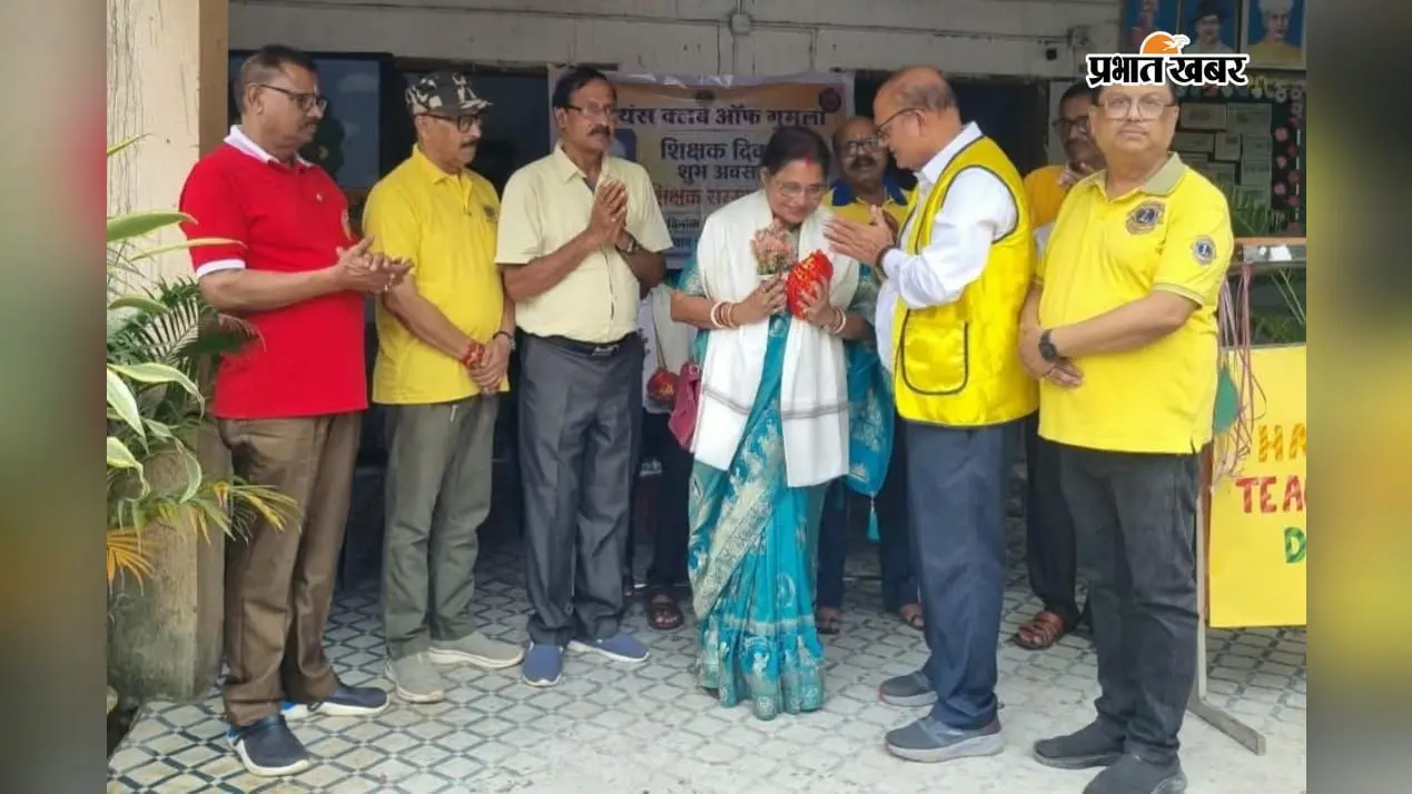विश्व साक्षरता एवं शिक्षक दिवस पर सेवानिवृत्त शिक्षक सम्मानित