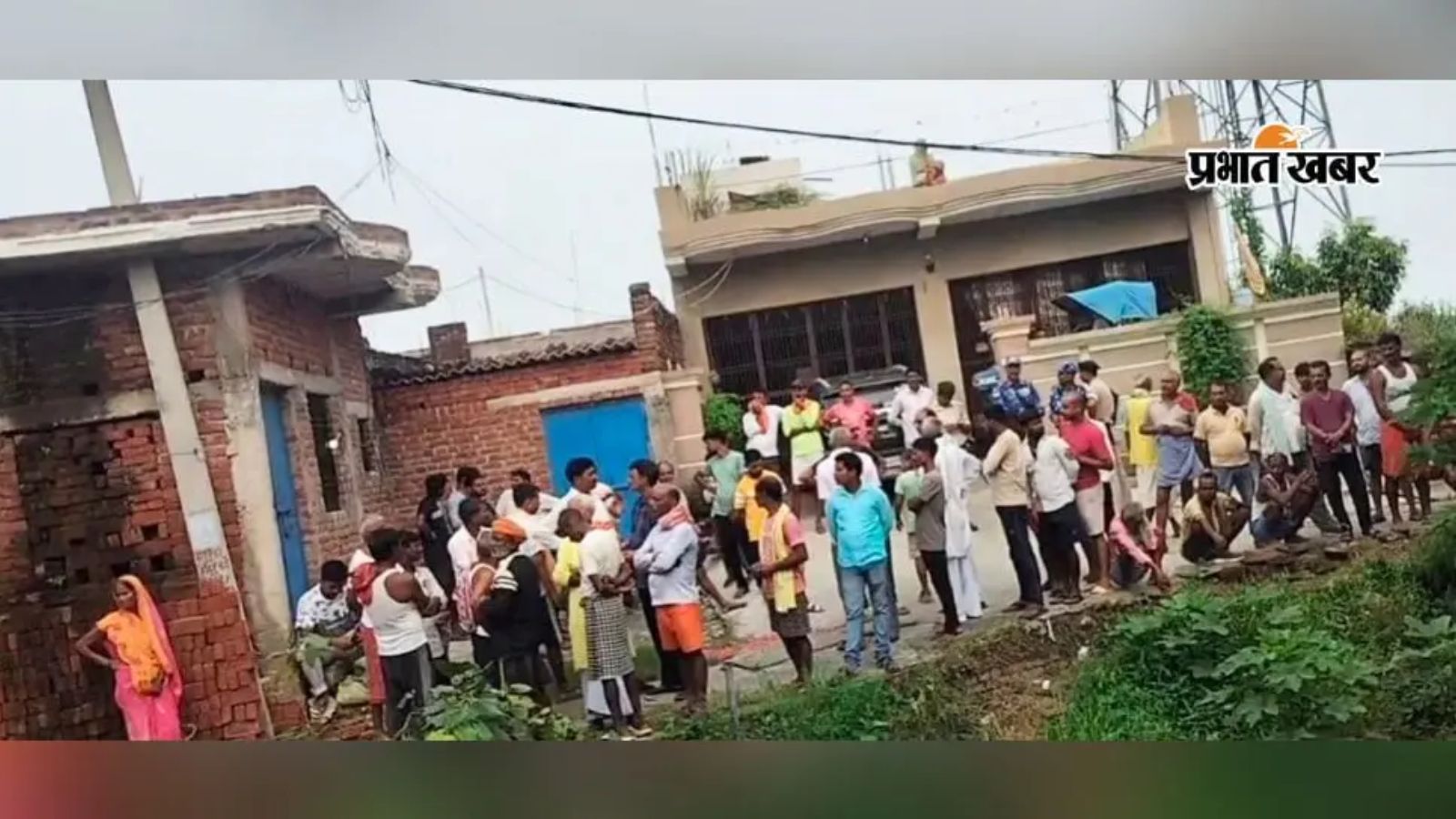 मृतक के घर के बाहर लगी स्थानीय की भीड़