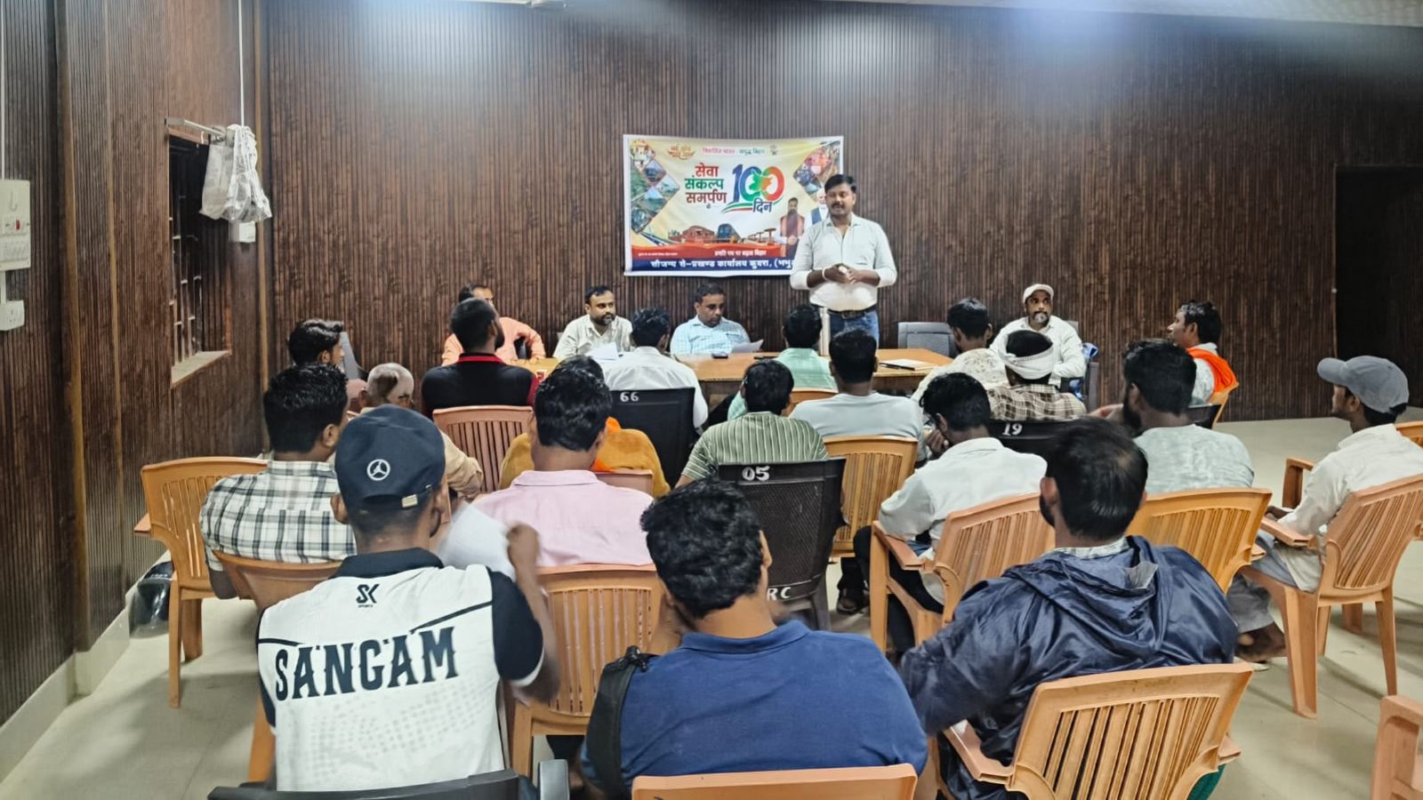 क्लब के पदाधिकारियों के साथ बैठक करते खेल पदाधिकारी | Prabhat Khabar Network