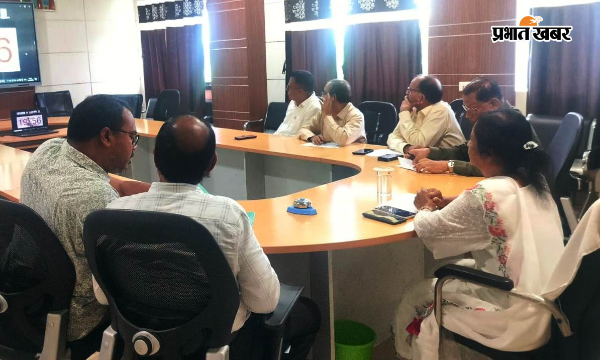 कार्यक्रम को संबोधित करते श्री श्री रविशंकर और उपस्थित विश्वविद्यालय के अधिकारीगण. | Prabhat Khabar Network