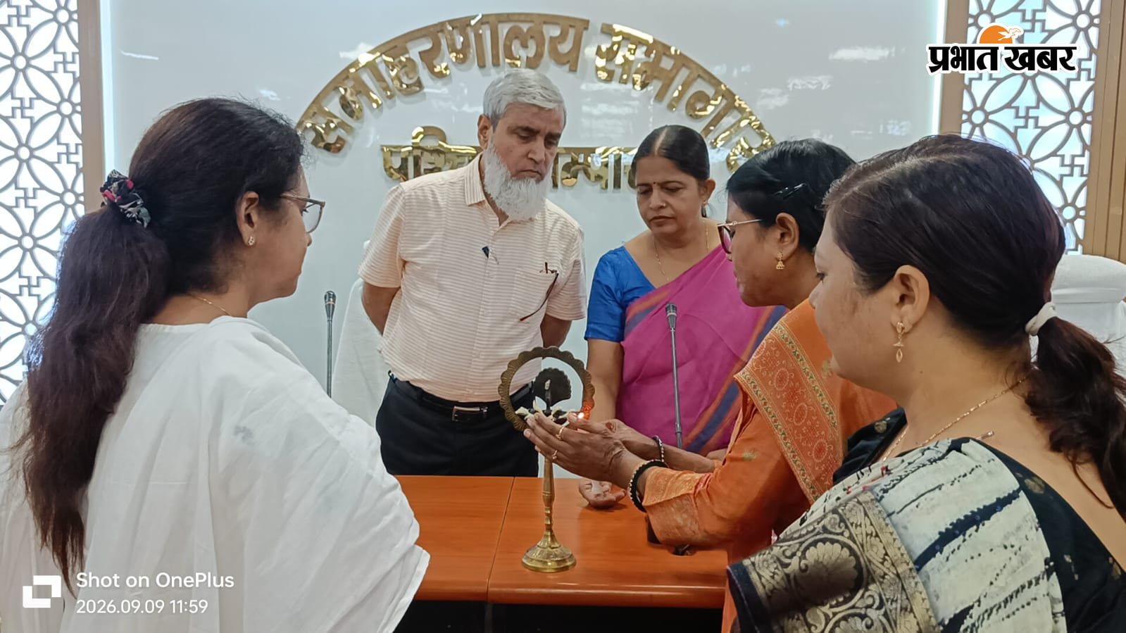 पेंशनधारियों के साथ अधिकारी  पोषण माह का उदघाटन करते अतिथि | Prabhat Khabar Network