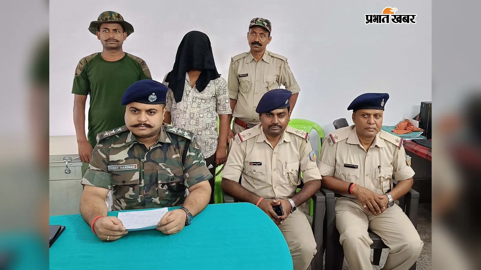 चतरा पुलिस का बड़ा एक्शन, 23 मामलों में वांछित आरोपी घर से गिरफ्तार