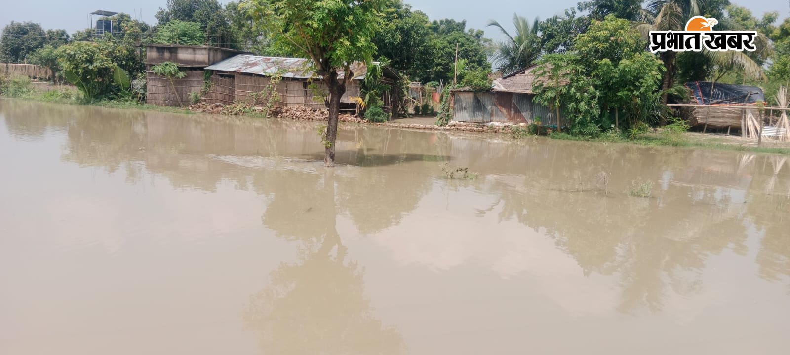   घरों में बाढ़ का पानी, सड़कों पर बहता पानी और आवागमन के लिए जूझते ग्रामीण.राजमहल | Prabhat Khabar Network