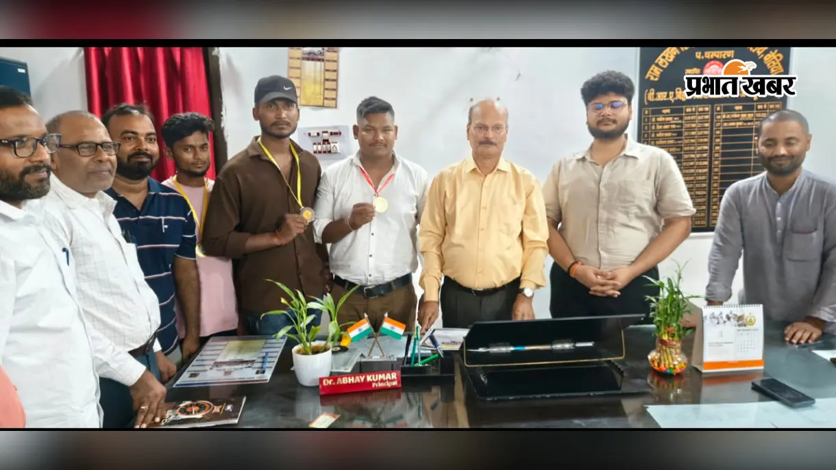 Bettiah News: विश्वविद्यालय स्तरीय कुश्ती में कॉलेज के छात्रों का जलवा, रामबाबू को गोल्ड और मिथिलेश को सिल्वर