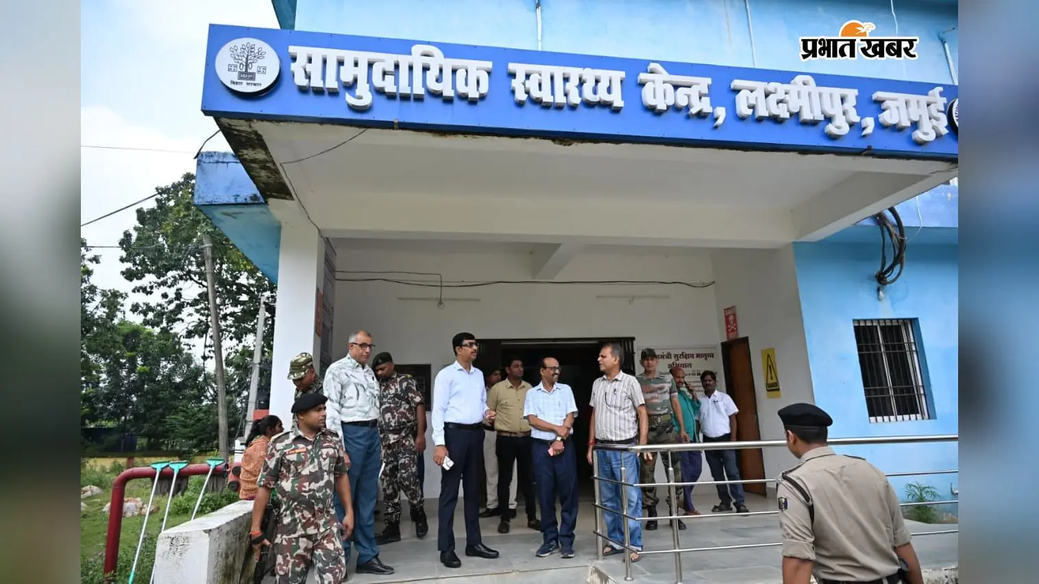 डीएम ने सीएचसी लक्ष्मीपुर का किया औचक निरीक्षण, मरीजों से लिया इलाज और दवा का फीडबैक
