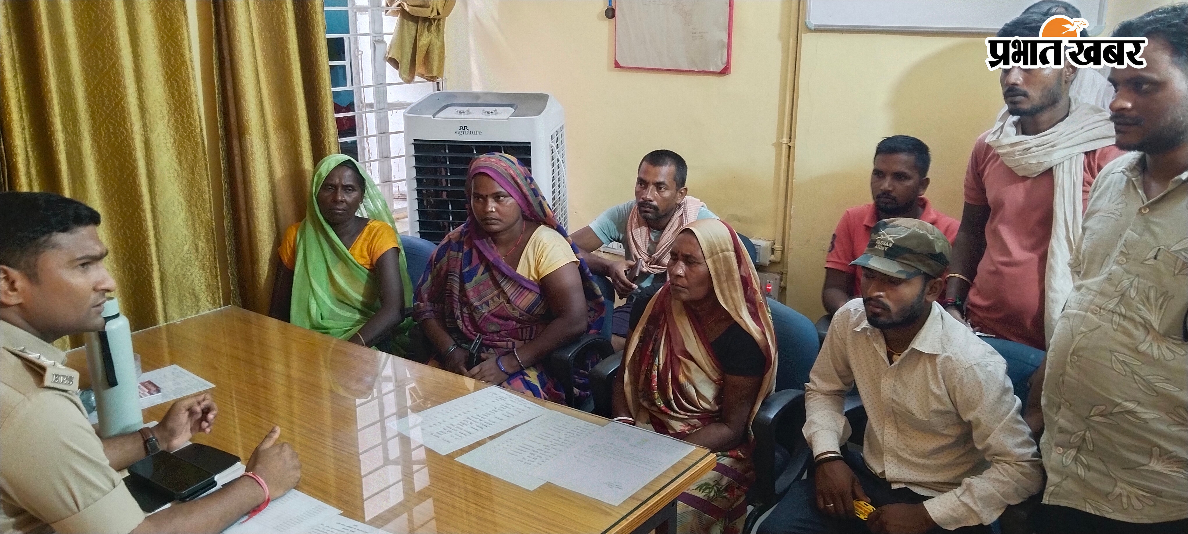 फोटो लापता छात्राएं, डीएसपी अभिनव कुमार से मामले की जानकारी देते परिजन | Prabhat Khabar Network