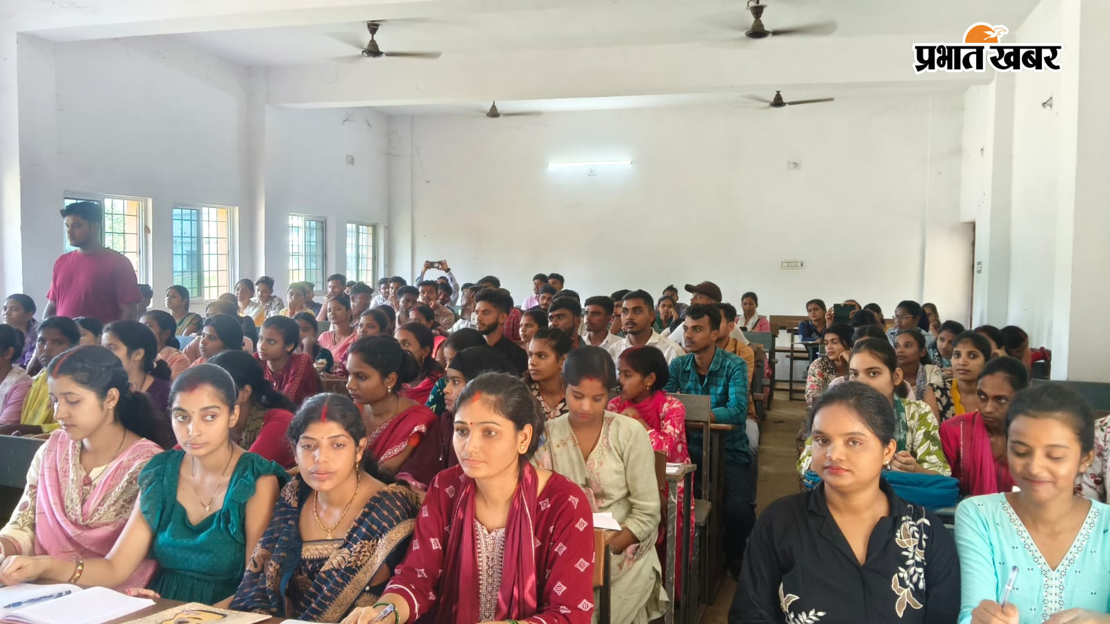 कार्यक्रम को संबोधित करते हिंदी विभागाध्यक्ष डॉ अन्हदलाल, उपस्थित प्राचार्य व अन्य. | Prabhat Khabar Network