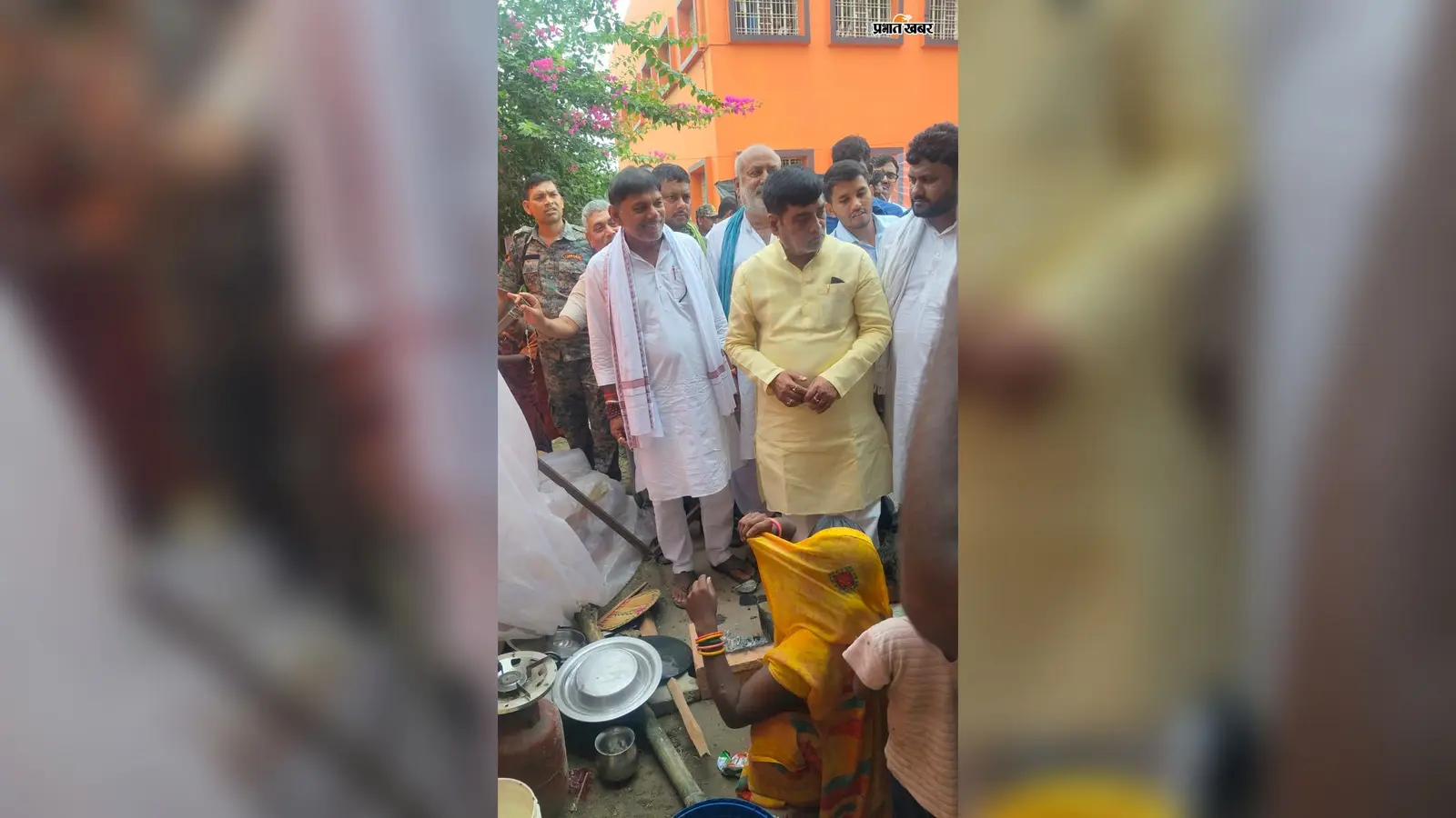 बेगूसराय : बाढ़ पीड़ितों के बीच पहुंचे मंत्री रामकृपाल यादव, डीएम को प्लास्टिक शीट बढ़ाने और राहत तेज करने का निर्देश