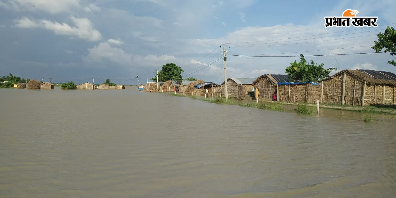 बाढ़ के पानी में डुबा स्कूल, डुबा आश्रय स्थल, सड़क | Prabhat Khabar Network