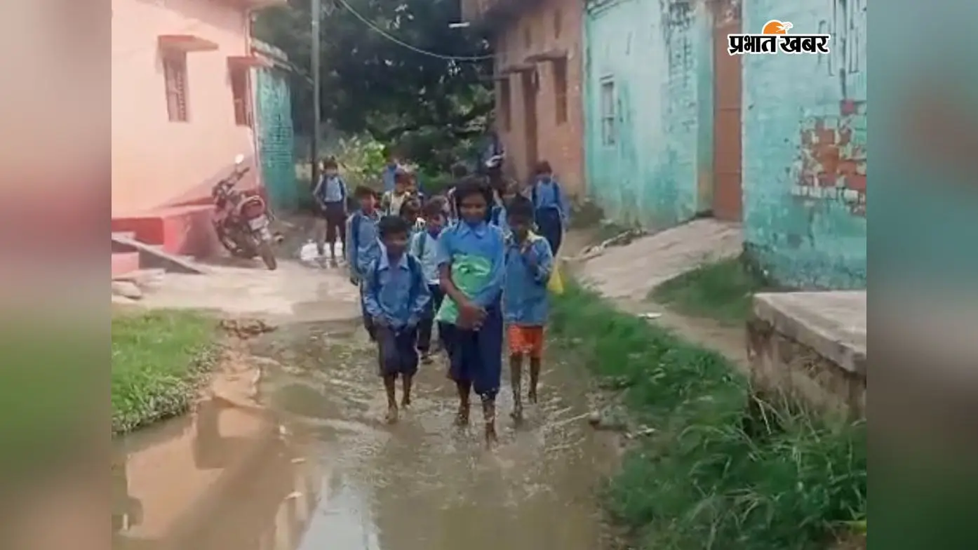 सीवान: सिसवन की आदर्श पंचायत में बदहाल जलनिकासी, नाले के गंदे पानी से होकर स्कूल जाने को मजबूर नौनिहाल