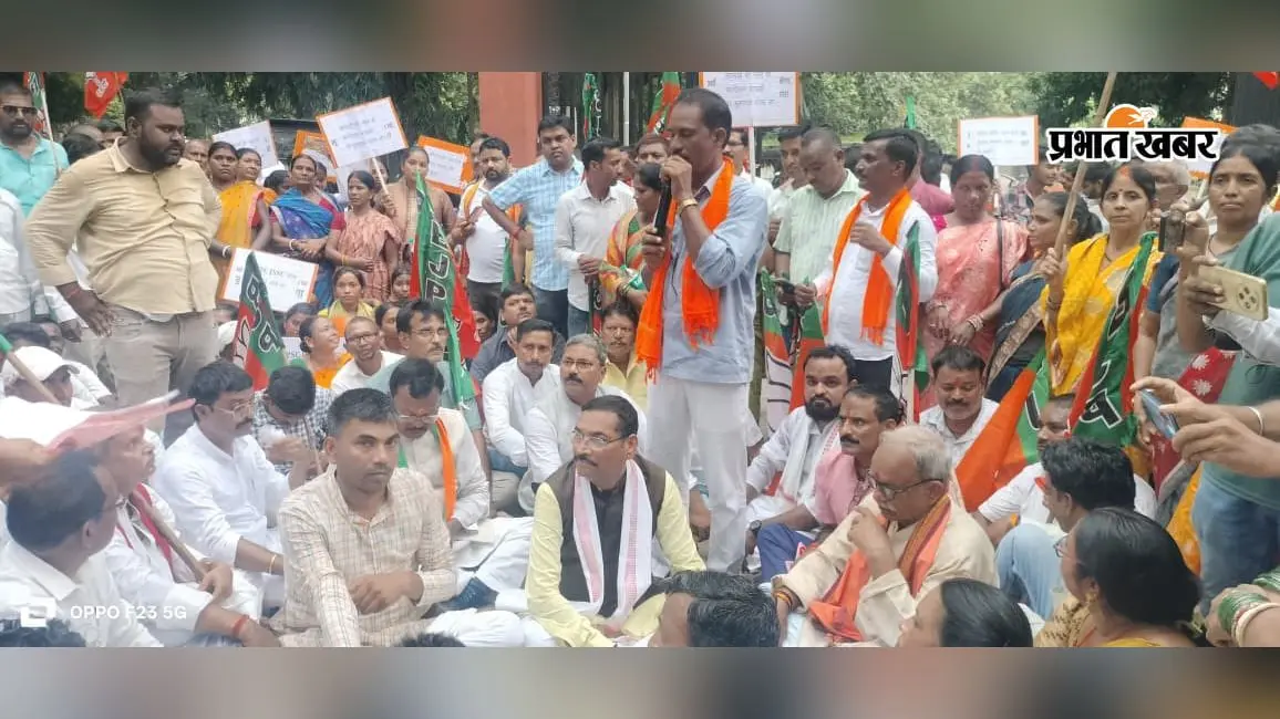 लातेहार :JPSC-JSSC में धांधली पर भाजपा का समाहरणालय घेराव, पुलिस से धक्का-मुक्की, दीपक प्रकाश बोले- CBI जांच हो