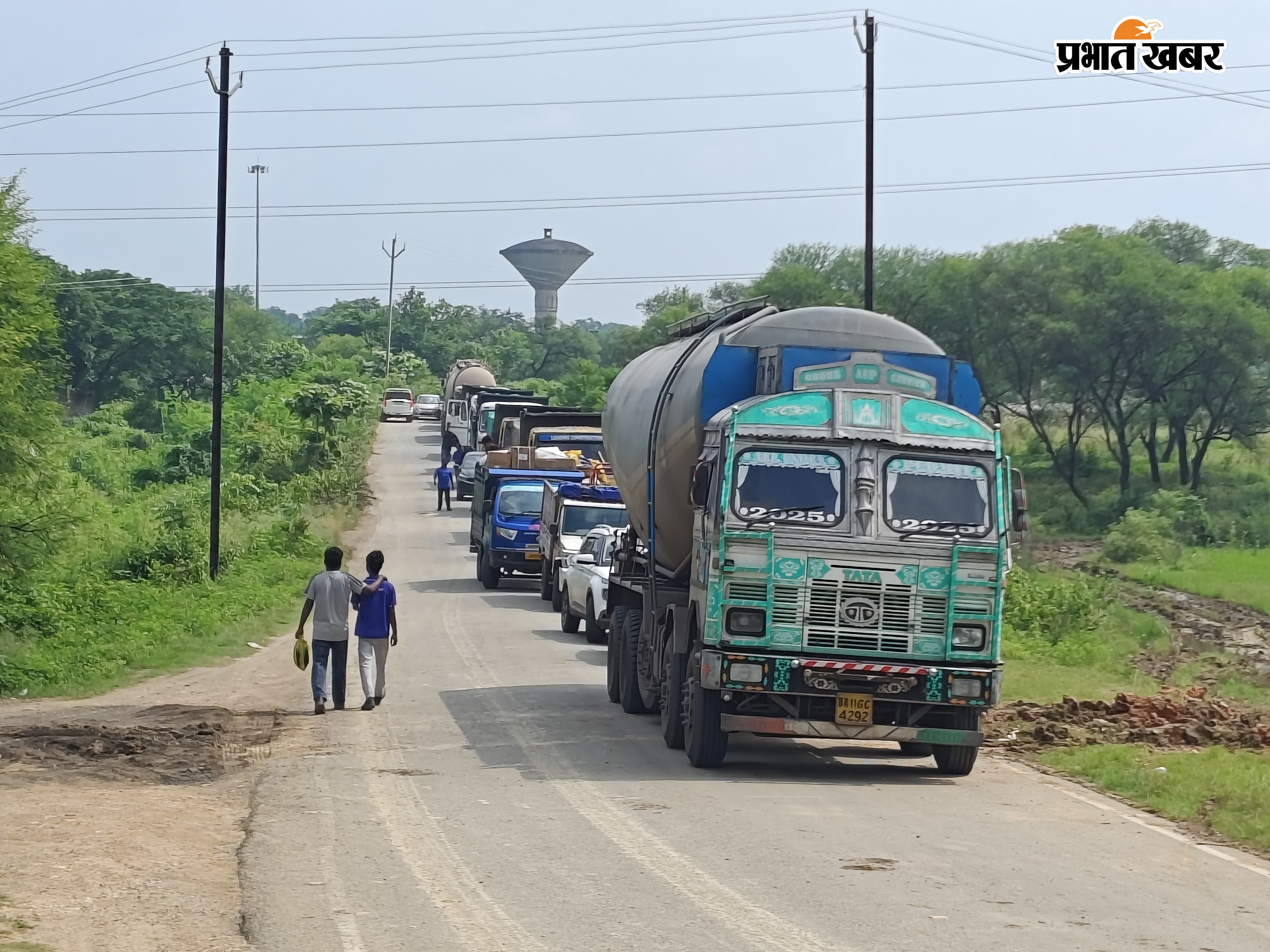 सड़क पर ट्रक की लगी लंबी कतार.