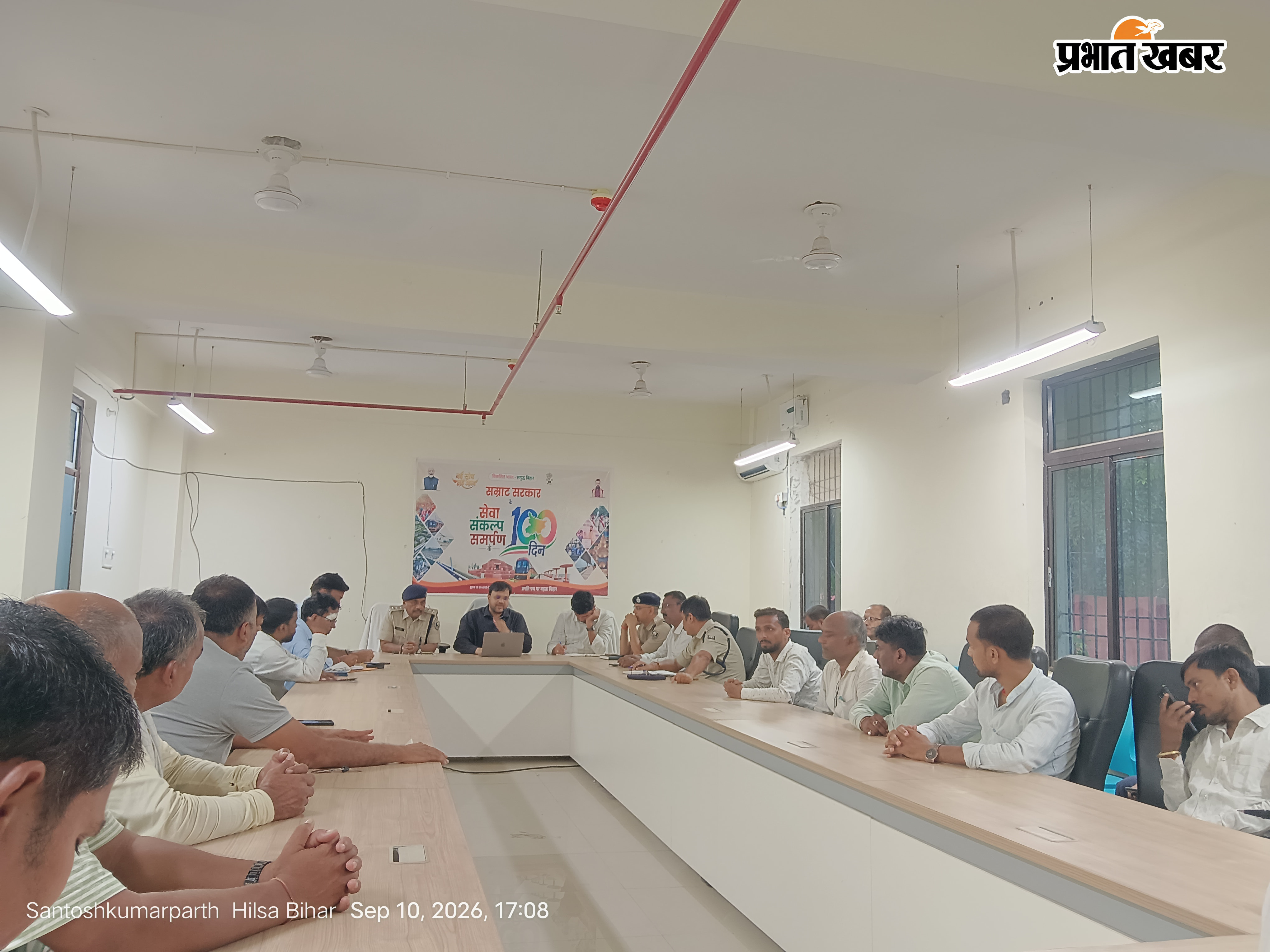 अनुमंडल कार्यालय में एसडीओ यातायात संबंधित बैठक करते हुए | Prabhat Khabar Network