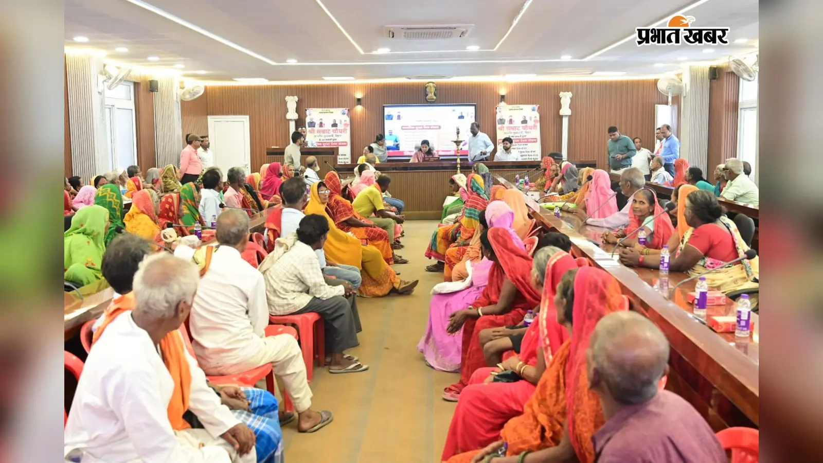 वैशाली में 3.62 लाख पेंशनधारियों के खातों में पहुंचे 42.23 करोड़ रुपये, समाहरणालय में डीएम ने सुनीं समस्याएं