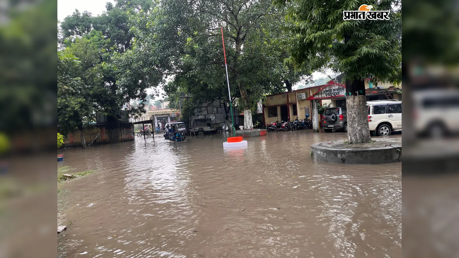 बेगूसराय : हल्की बारिश में ही गढ़पुरा कार्यालय परिसर जलमग्न, पानी-कीचड़ के बीच पहुंच रहे आम लोग और अधिकारी