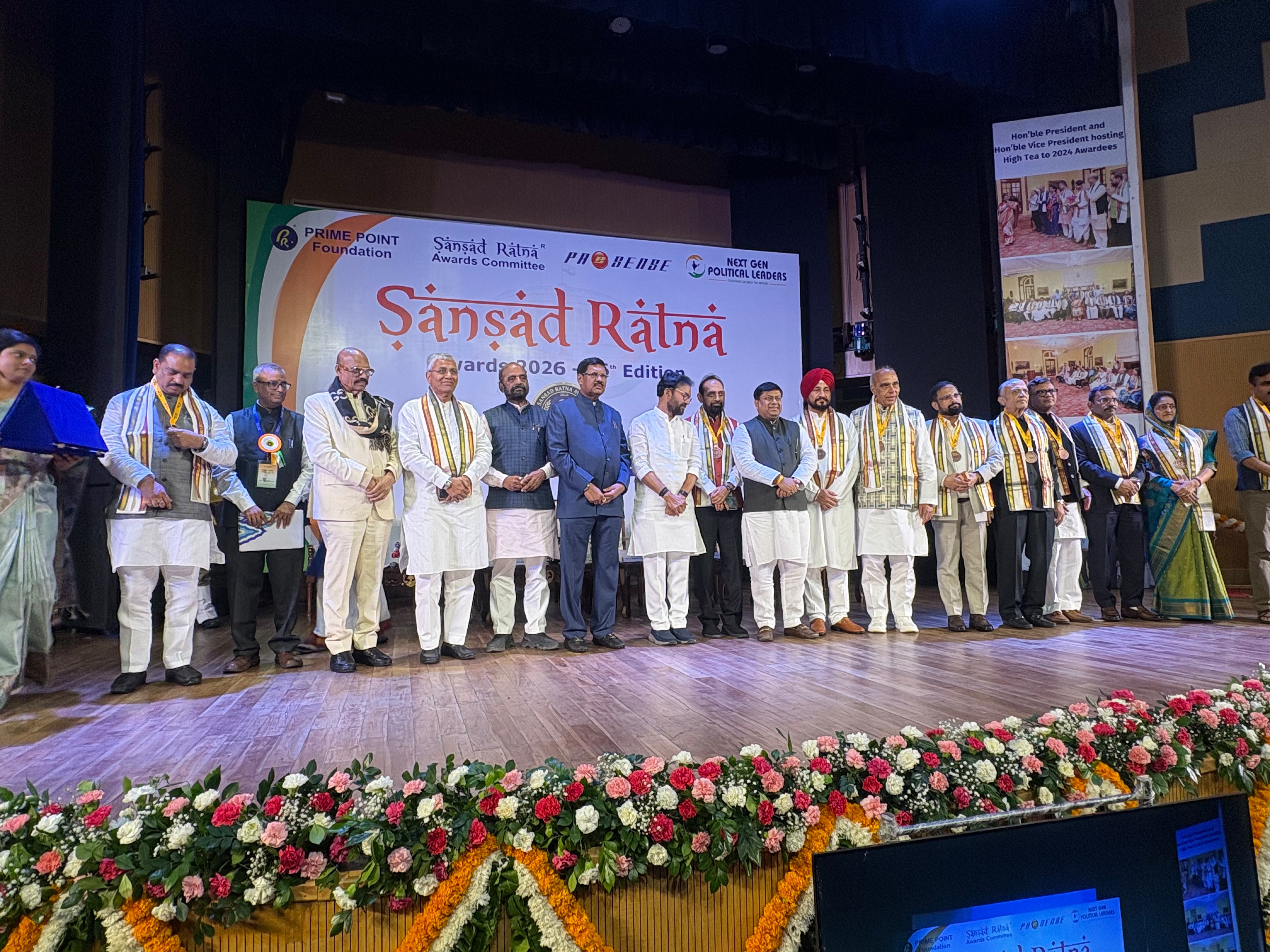 पुरस्कार ग्रहण करते सांसद विद्युत वरण महतो.