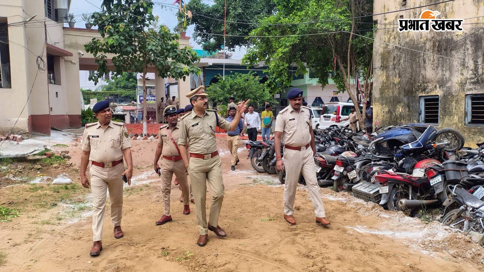 पुलिस अधीक्षक इस्लामपुर थाना का निरीक्षण करते हुए | Prabhat Khabar Network