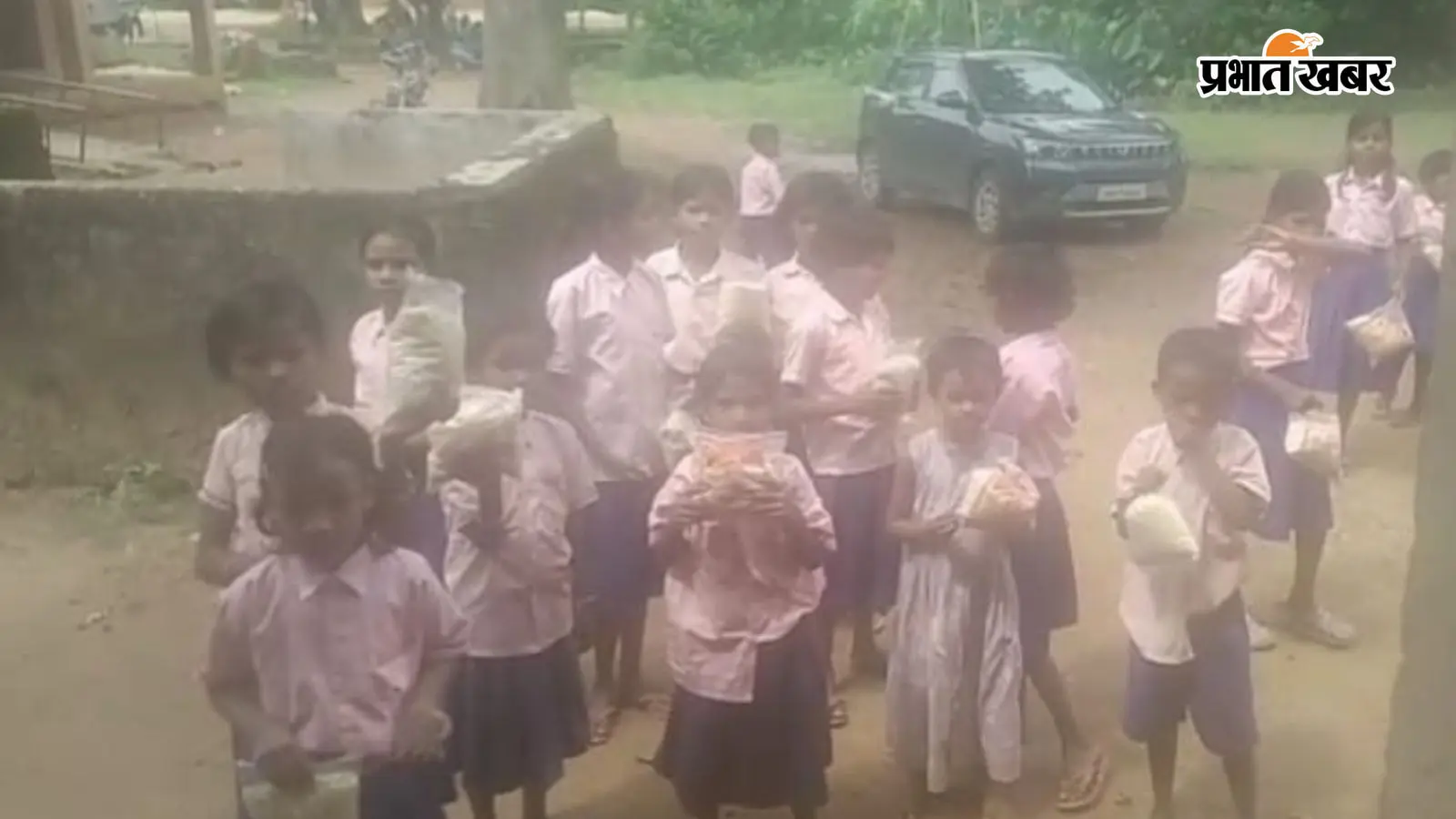 सोनाहातू के स्कूल में छात्र को परीक्षा से रोकने का आरोप, मिड डे मील में मुड़ी-बिस्कुट देने की भी शिकायत