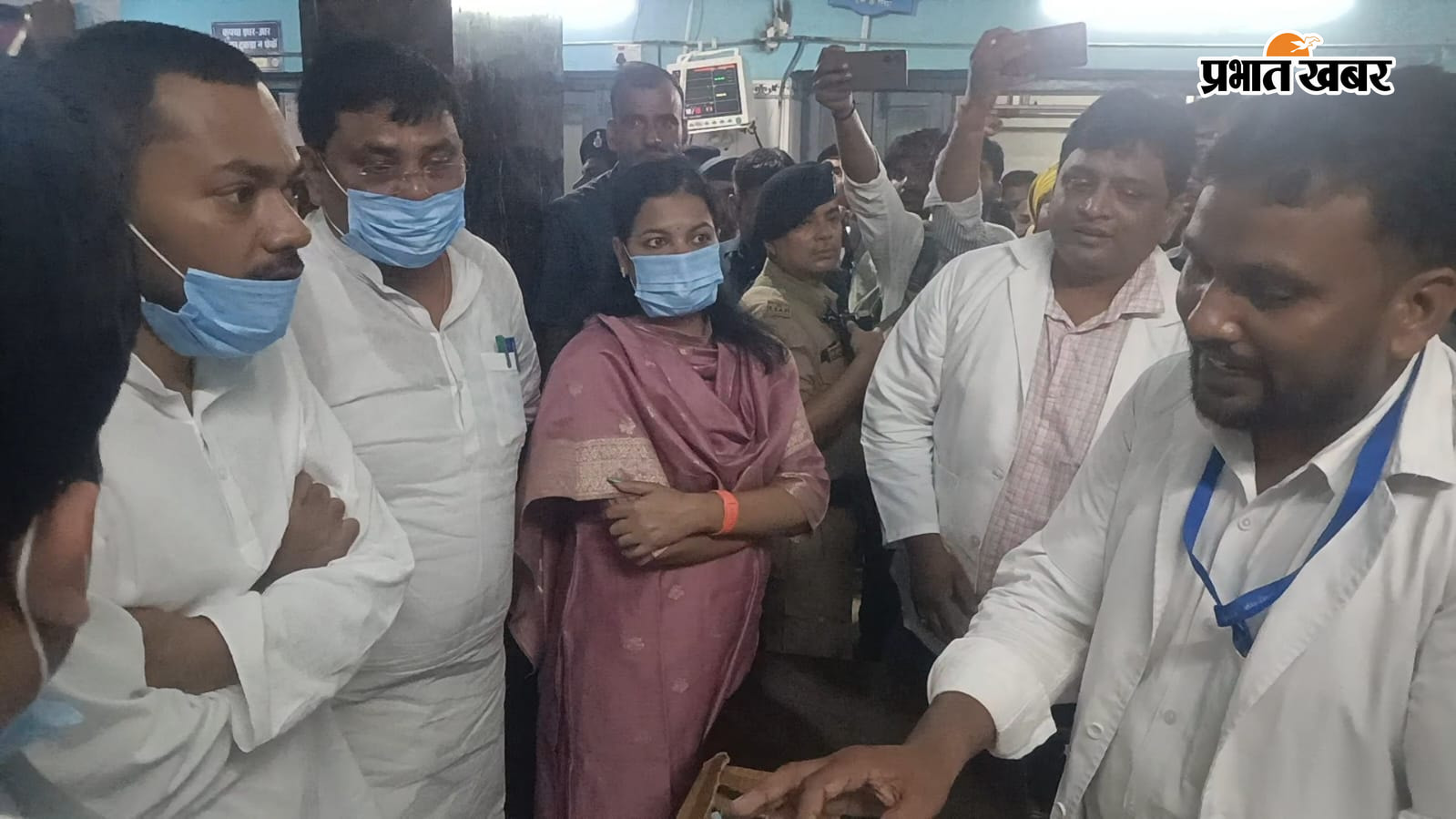 फोटो- 78- इमरजेंसी में स्वास्थ्य कर्मी से जानकारी लेते मंत्री साथ में डीएम एवं जदयू प्रदेश अध्यक्ष | Prabhat Khabar Network