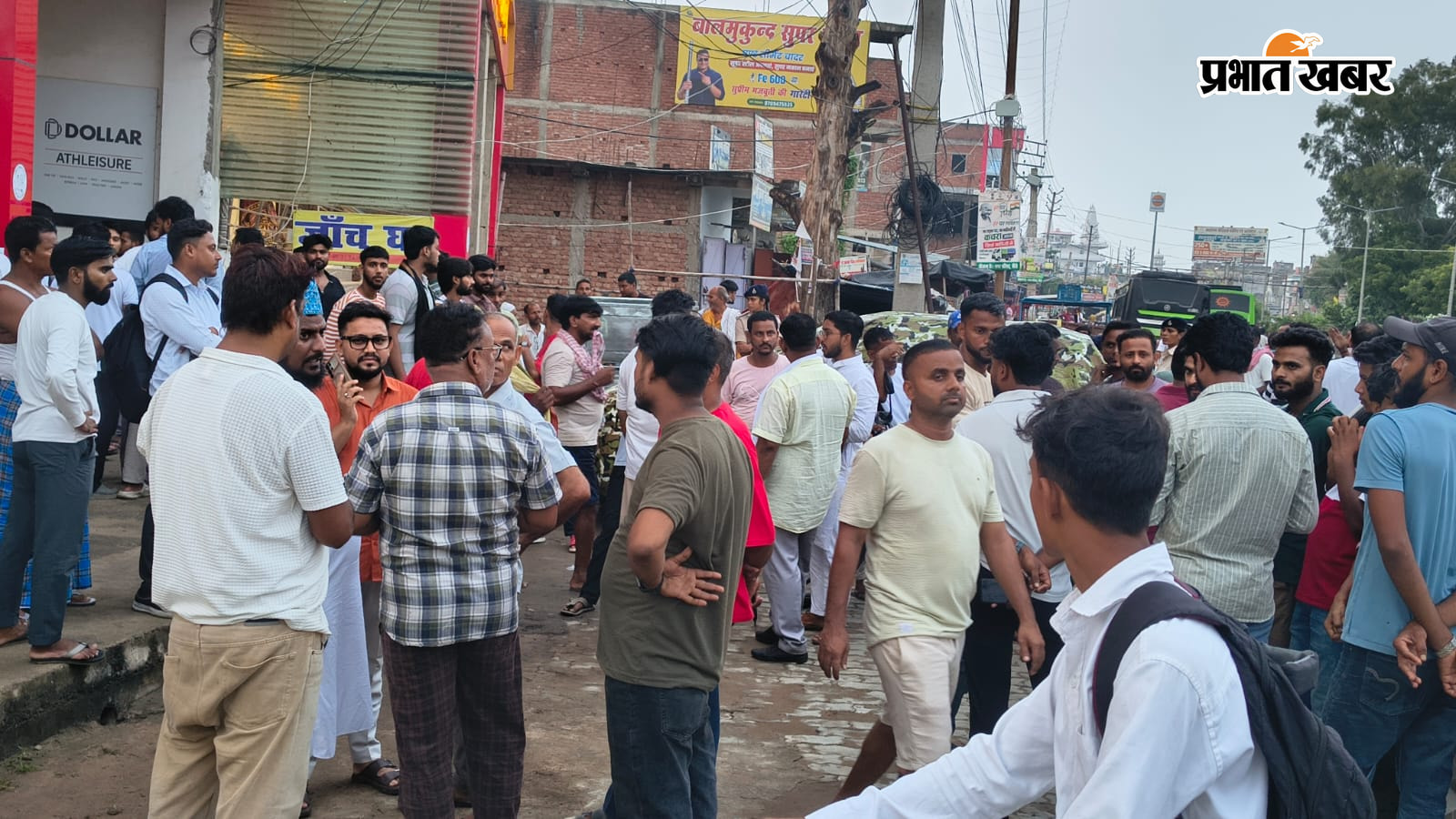 पीरो अनुमंडल परिसर में निर्माण कंपनी द्वारा की गई खुदाई से बना तालाब और घटना के बाद जुटी लोगों की भीड़ | Prabhat Khabar Network