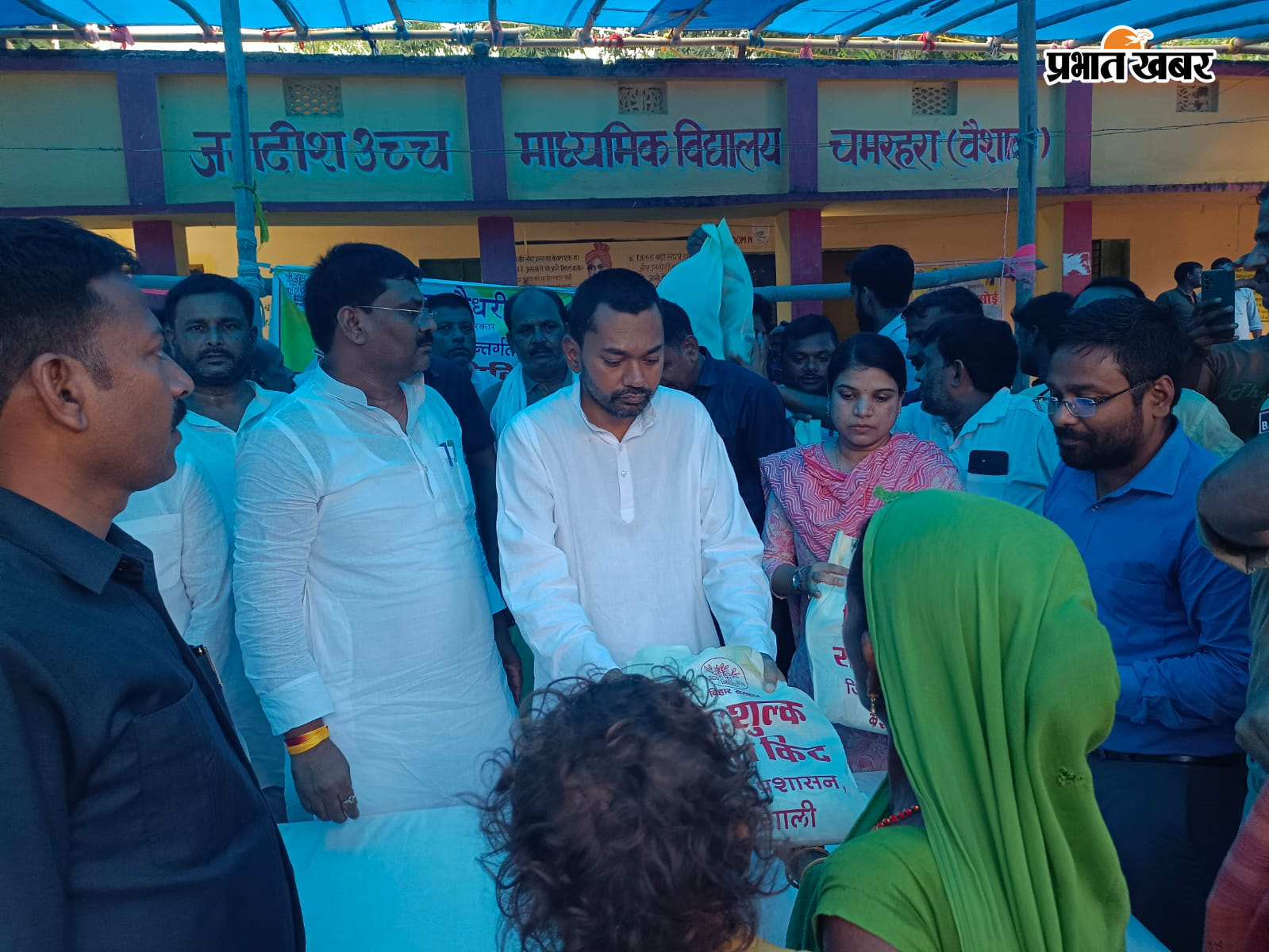 महनार के चमरहरा स्थित बाढ़ राहत शिविर में महिलाओं के बीच राहत पैकेट वितरित करते स्वास्थ्य मंत्री निशांत कुमार एवं विधायक उमेश सिंह कुशवाहा  | Prabhat Khabar Network