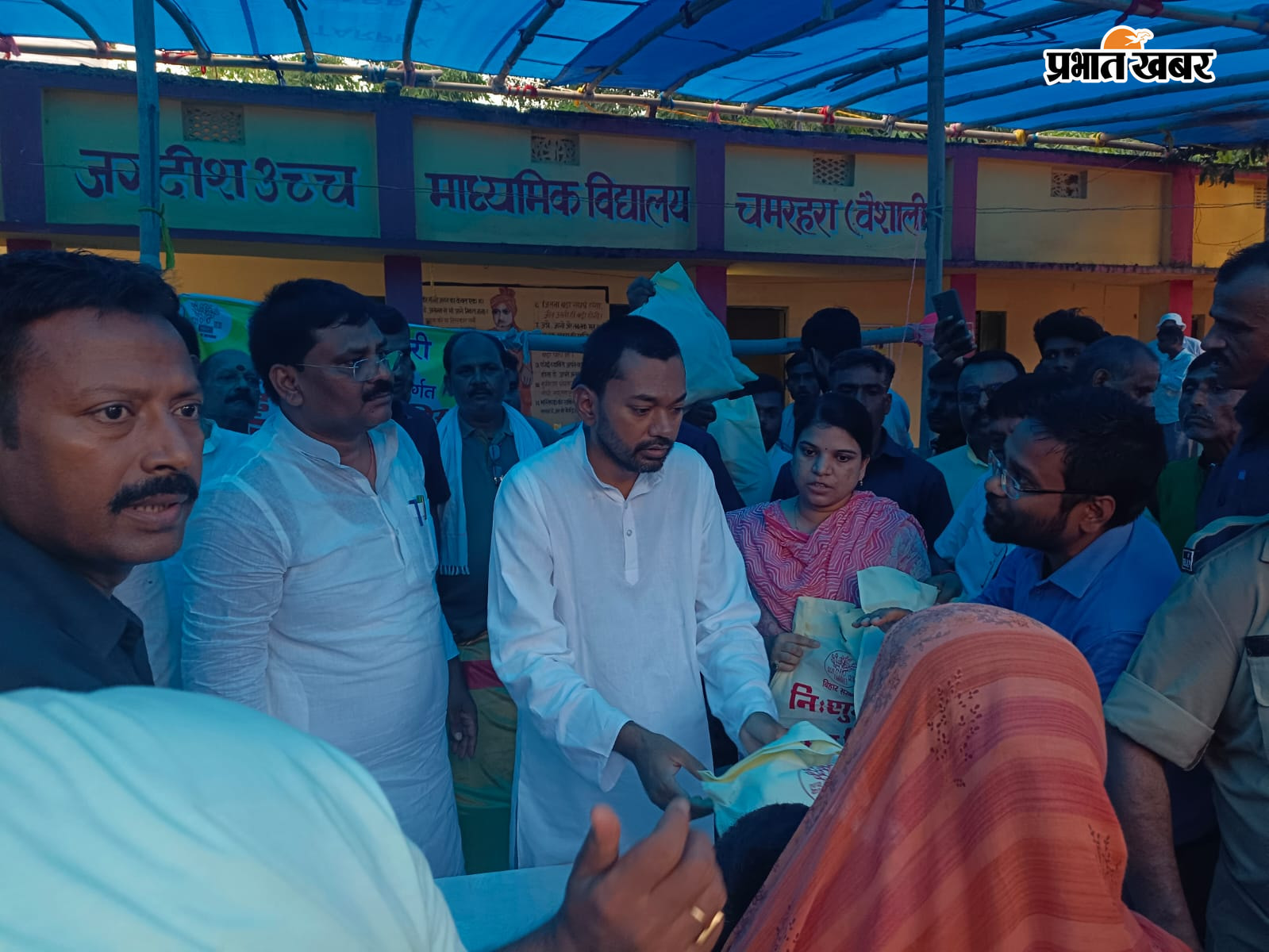 महनार के चमरहरा स्थित बाढ़ राहत शिविर में महिलाओं के बीच राहत पैकेट वितरित करते स्वास्थ्य मंत्री निशांत कुमार एवं विधायक उमेश सिंह कुशवाहा  | Prabhat Khabar Network