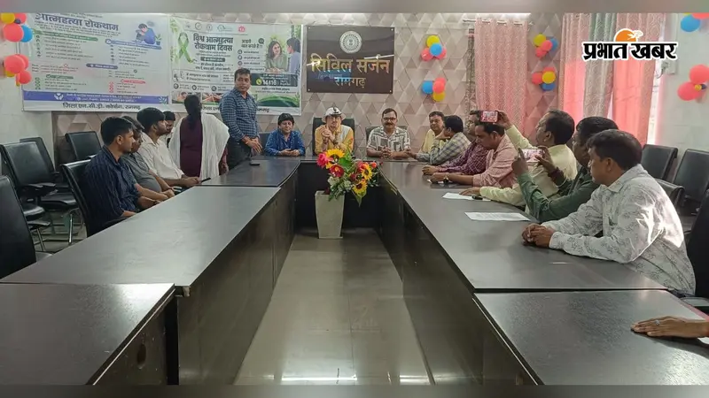 फोटो फाइल 10आर- 8-  सिविल सर्जन कार्यालय सभागार में विश्व आत्महत्या रोकथाम दिवस पर आयोजित संगोष्ठी में उपस्थित स्वास्थ्य विभाग के पदाधिकारी व कर्मी.  | Prabhat Khabar Network