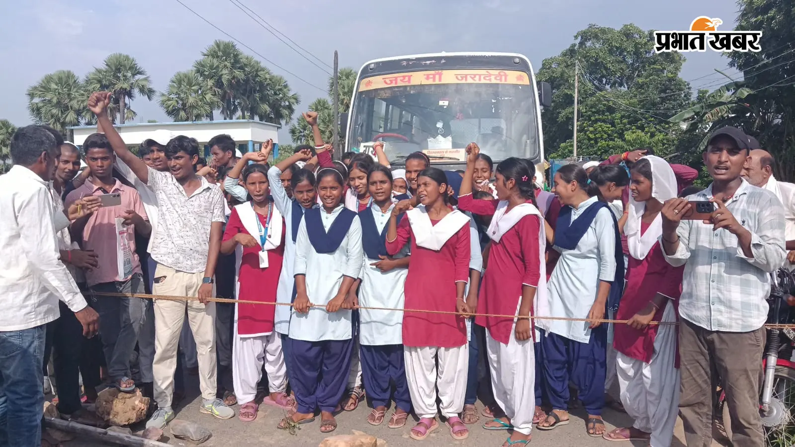 गया जी में 12वीं के फॉर्म के नाम पर 1430 रुपये की जगह मांगे 1800, भड़के विद्यार्थियों ने किया विरोध