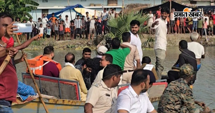 हवा निकालने के बाद दूसरी नाव से बढ़कर जाएजा लेते तेजस्वी यादव | Prabhat Khabar Network