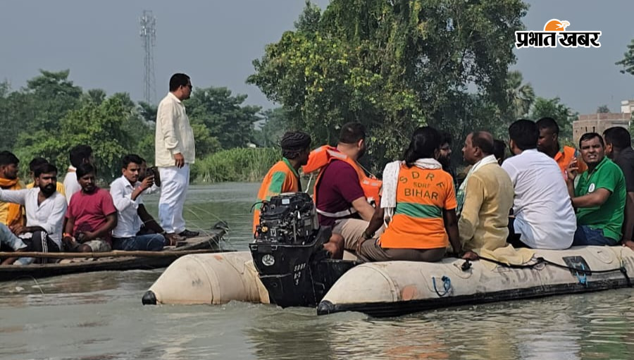 एसडीआरएफ बोर्ड से बाढ़ का निरीक्षण करते तेजस्वी यादव | Prabhat Khabar Network