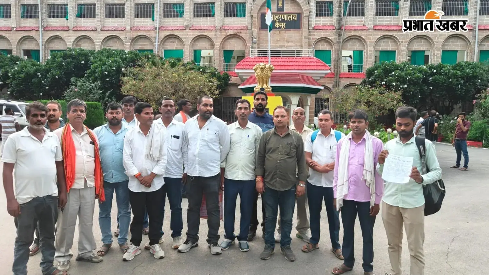 नियमित और सम्मानजनक मानदेय की मांग को लेकर कैमूर के पशु टीका कर्मियों ने हड़ताल का लिया निर्णय