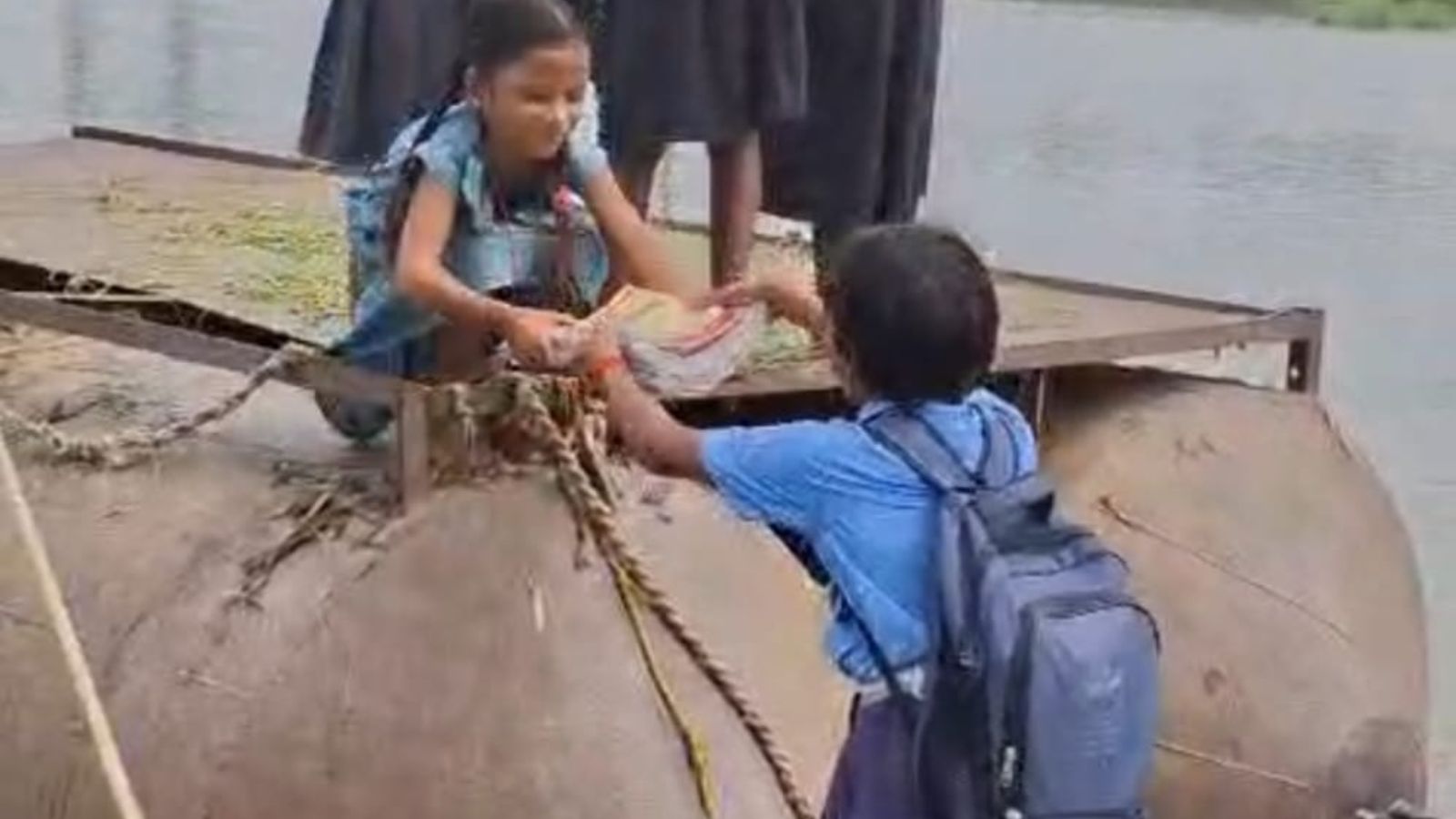 नाव पर चढ़ स्कूल जाते छात्र