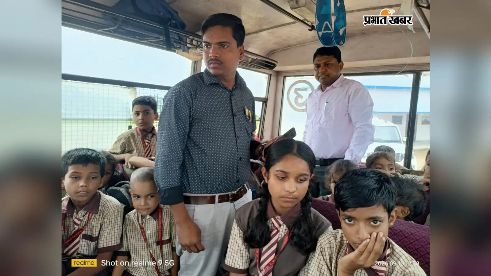 गढ़वा में बच्चों की जान से खिलवाड़ : स्कूल के 15 सीटर बस में 32 बच्चे और नशे में ड्राइवर, DC के निर्देश पर कार्रवाई