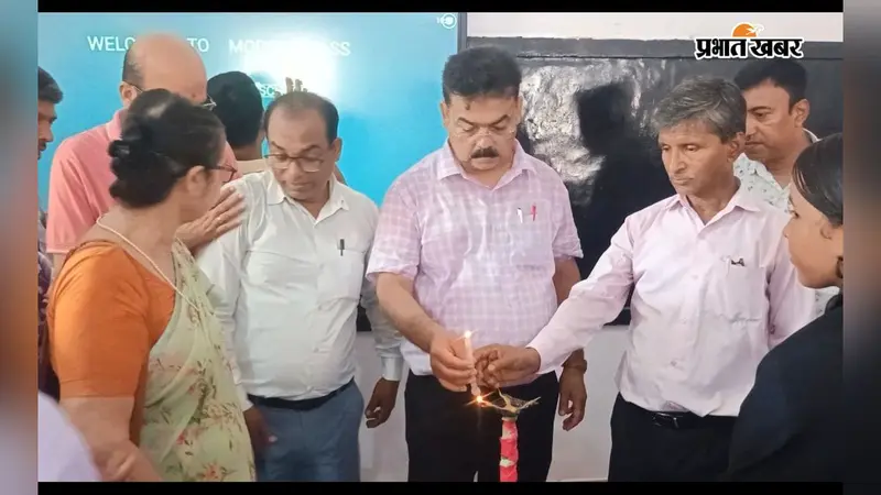 माॅडल क्लास रूम का उद्घाटन करते प्रधानाध्यापक व शिक्षक | Prabhat Khabar Network