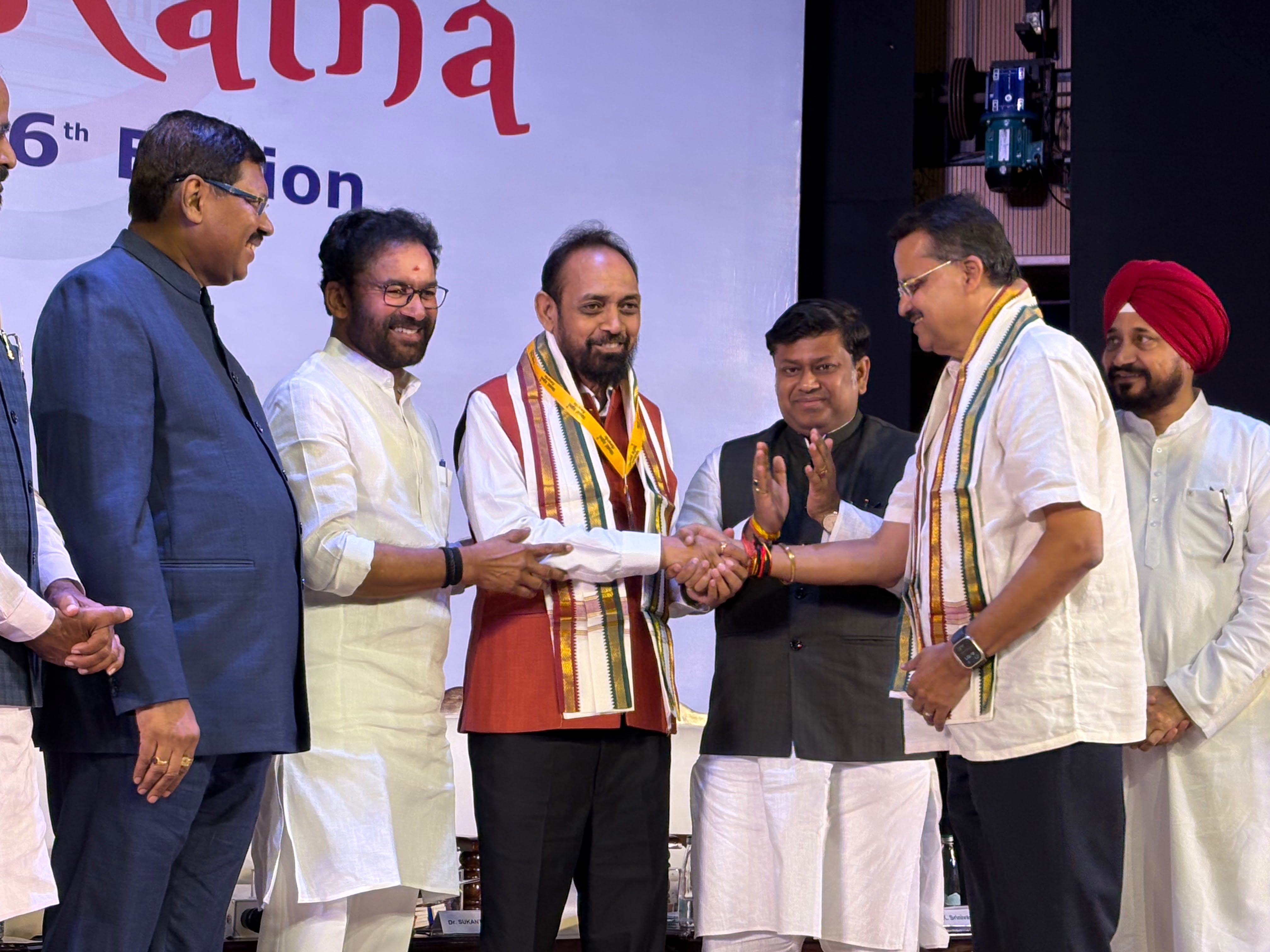 संसद रत्न पुरस्कार प्राप्त करते सांसद विद्युत वरण महतो.