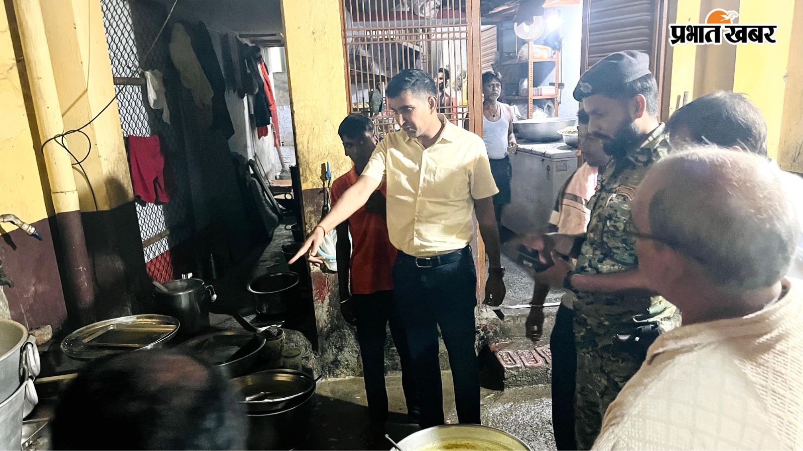 छापेमारी करते अधिकारी