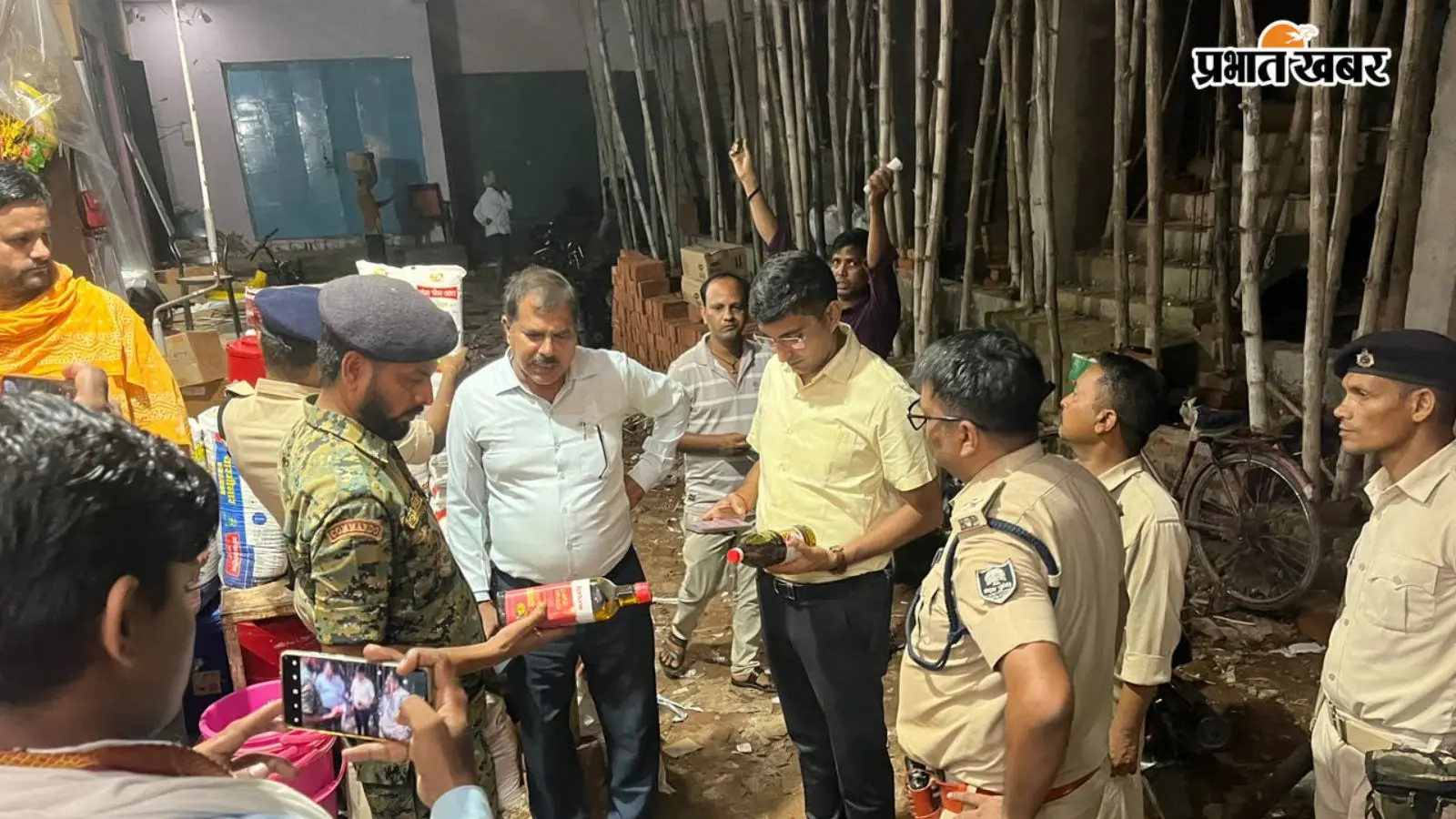 बक्सर में फूड पॉइजनिंग की घटना के बाद प्रशासन सख्त, राजगोला में किराना दुकानों पर छापेमारी
