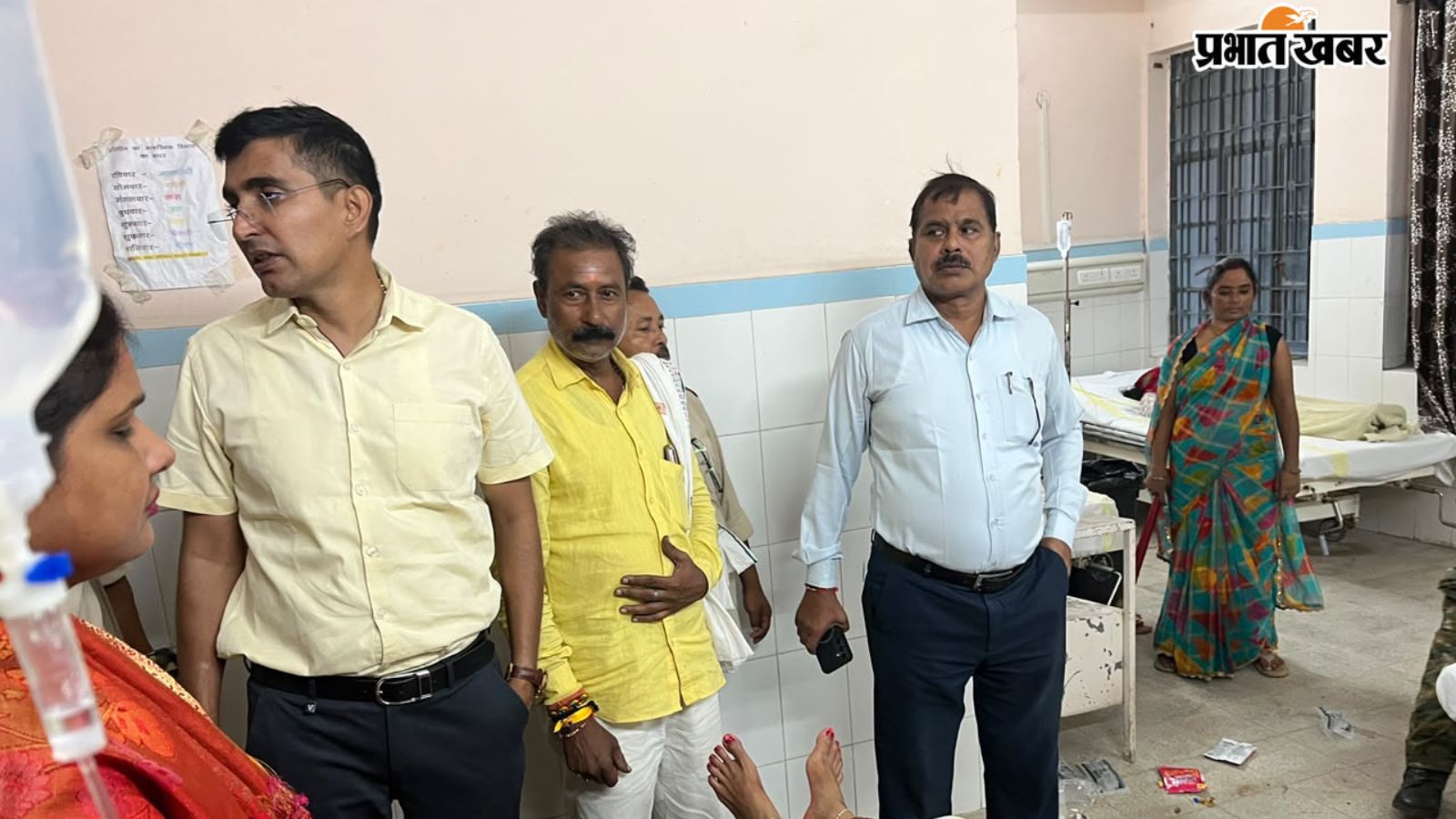 अनुमंडल अस्पताल में मरीज का हाल-चाल लेते एसडीएम | Prabhat Khabar Network