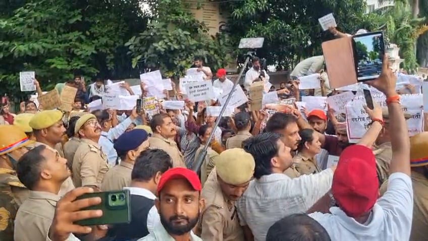 प्रदर्शन स्थल पर पुलिस की भारी मौजूदगी